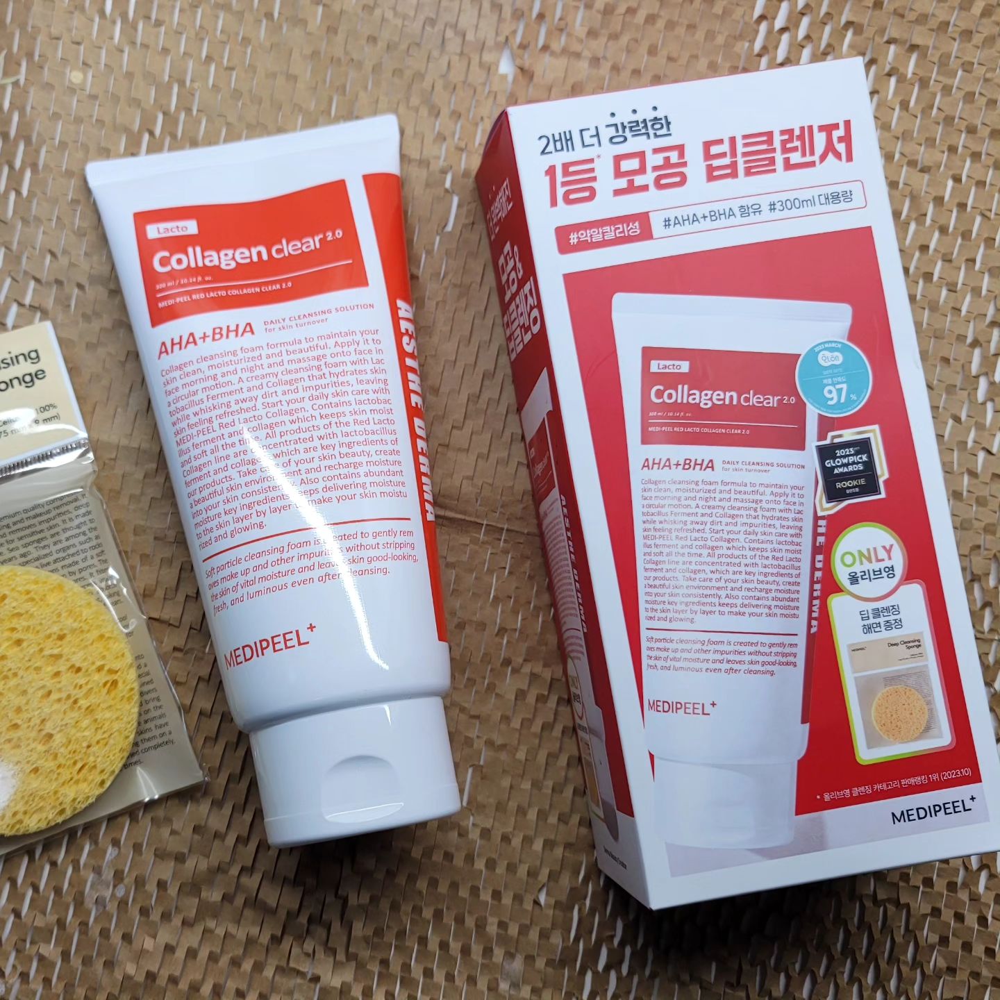 ⠀
#협찬
⠀
퇴근하고 집으로 오면 제일먼저 하는일
아이밥부터 챙겨야하는 현실
하루종일 외부자극으로 스트레스가
만땅인 내 피부관리를 좀 미뤄지지만,
그래도 괜찮아~
⠀
모공케어로 촉촉한 피부로 세안을
하고 나면 기분까지 상쾌해지는 메디필클렌징폼
노페물은 싸~악 비워주고
촉촉한수분만 남겨서
콜라겐&유산균 함량 2배 증가됩니다.
⠀
화해20가지 유해성분 무첨가로
피부가 예민한 스타일도 안심하고 사용가능!
크리미하고 부드러운 제형으로
피부가 제대로 힐링하는 시간입니다.
⠀
아하바하 성분 함유로 좀 더 강력해진
노폐물 및 각질 케어로 모공케어가 가능합니다.
당김없이 개운하게 클리어~
오늘 하루도 고생해쏘.
촉촉 수분가득한 피부와 함께 꿀잠 고고~
⠀
⠀
⠀
⠀
⠀
⠀
⠀
⠀
medipeel.official
#메디필 #medipeel #메디필레드락토콜라겐클리어폼 #메디필폼클렌징 #메디필클렌징폼 #올리브영1등폼클렌징 #올리브영추천템 #약알칼리성폼클렌징 #약알칼리성클렌징폼 #모공관리 #올리브영클렌징폼 #올리브영약알칼리성 #모공케어 #모공클렌징폼 #kbeauty #kskincare #홈케어 #올영세일 #올영세일추천템 #올영세일추천