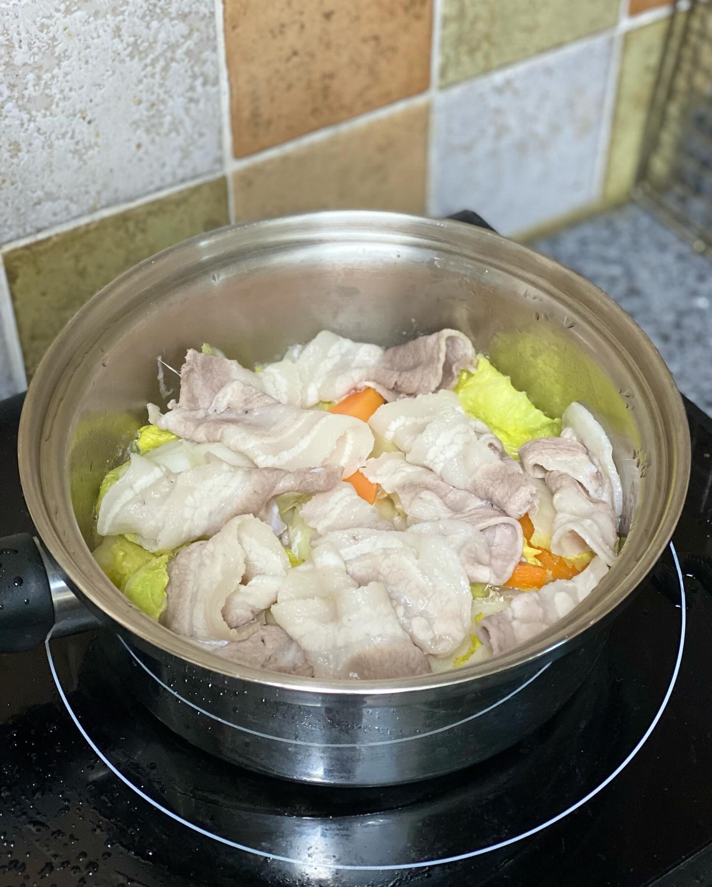 🤍20240124 #하찌_식단

요즘 맛들린 #배추찜 ❤️
이거 한동안 사람들이 많이 먹을 때 
궁금하긴 했지만 잘 안 먹었는데
집에 배추 많으니까 완전 자주먹기…➿

귀찮게 찜기 꺼내지 않고 냄비로 해먹기!

#냉털 찰떡이라 배추 깔아주고 야채 올려주고
위에 아무 고기나 올려주면 끄읏
저는 대패삼겹으로 했답니다

물 조금에 소주 쪼록 넣고 뚜껑닫아
중불에 15분이면 완료⚡️

소스는 칠리에다가 스리라차 쪼금 넣어서 찍먹하면?
이거 완전 찰떠쿵