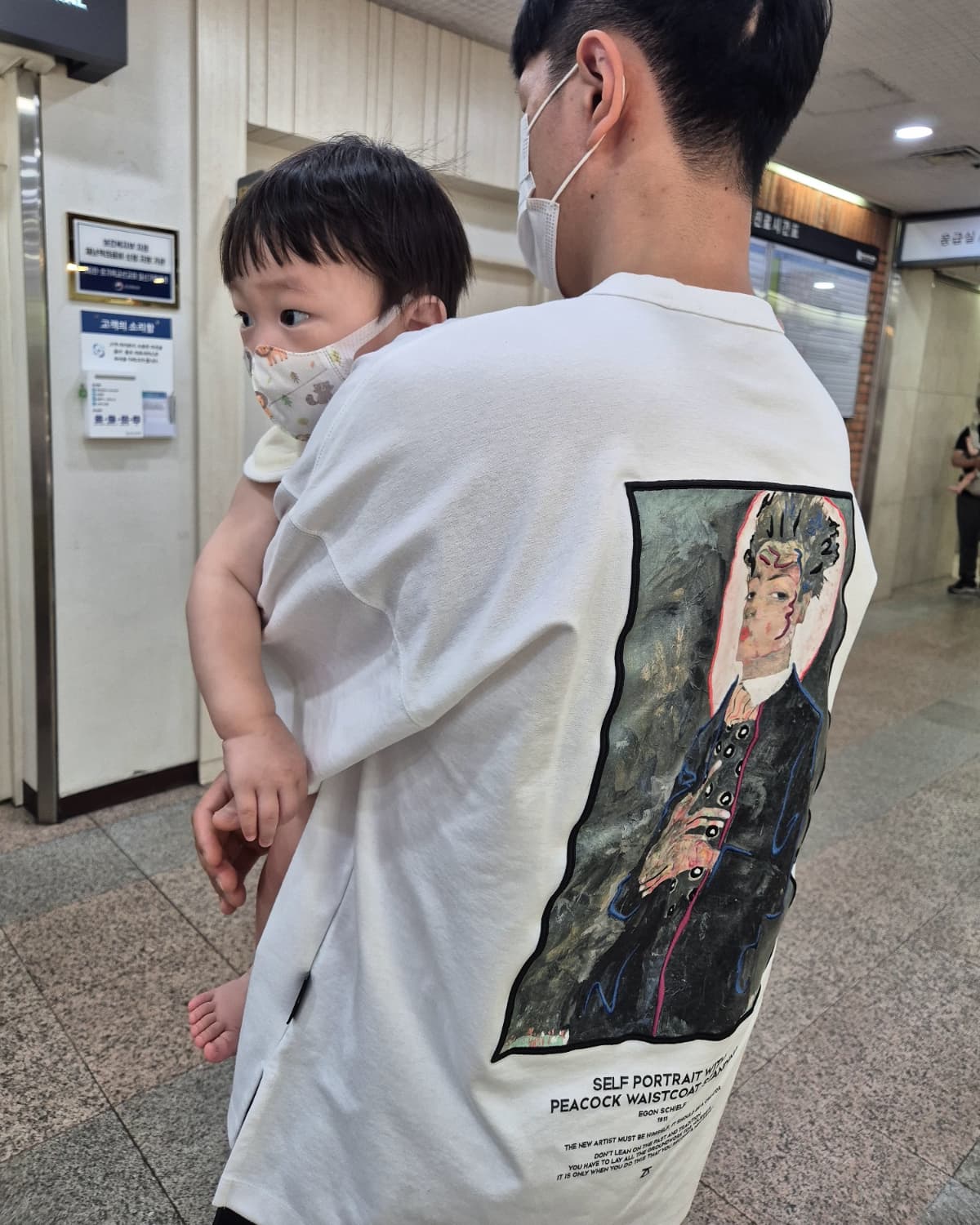 #여름휴가

우리 아기랑 같이보내는 첫여름휴가
연애할때는 시간안맞아서 어디
가지도 못했는데 우리 성빈이덕에 아빠는 일.월.화.수.목
열심히 다니고 놀아줬다

신랑님꺼 감사를
첫날은 친정
둘쨋날은 시댁
셋쨋날은 계곡이랑 울산 고모집
마지막 네쨋날에는 오전에 집에서 쉬고
오후에 우리 아기 아빠랑 처음 접종가심 (당연히 애미도감)

청진기만 해도 울더니 오늘은 귀.목구멍 다 안울었다
그리고 일본뇌염맞앗는데 안움

멋있다.우리아가! 남자다잉~

휴가기간동안 집에서 쉬고 싶었을텐데
아기 아빠되고나니까 나름 부지런해짐
고생했어.여봉♡

날 더우니까 조심히 일하고
이틀뒤에 또만나요

#아빠와아들 #가족스타그램 #계곡