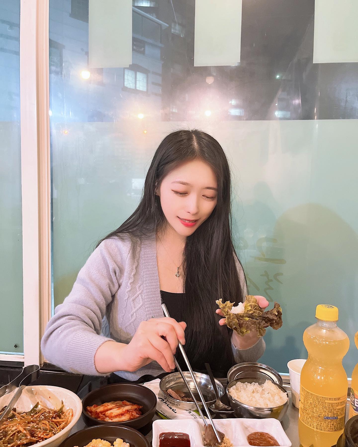 #그냥갈순없잖아 #협찬 

공주랑 막창먹으려다가 고기세트 모그롱😆
우리 진짜 못꿉눈데 다행히 또리덕에 탄거없이 맛잇게 모고따💕
직원 언니도 너무 친절하시고~ 사장님도 너무 친절하시공~ 
식사로 먹기에도 배부르고! 소주랑 같이 먹기 좋은 분위기ㅎㅎ!!
고기랑 다른메뉴도 맛있었지만.. 껍데기는 진짜 꼬소꼬소 다해!!
여기오면 껍데기 안먹는 사람도 필수로 먹어야할꺼같은곳ㅎㅎ
시끌시끌한 분위기 역시 나는 창가 안쪽자리가 젤 맘편행..☺️

#아산맛집 #아산막창 #온천동맛집 #온천동막창 #아산술집 #용화동술집 #온양온천맛집 #맛집투어 #맛집스타그램 #식사스타그램 #셀피 #크리에이터 #패션디자이너 #모델 #블로거 #오오티디 #좋반 #선팔 #일상 #좋반 #팔로우 #팔로워 #팔로잉 #반사 #맞팔 #좋아요 #소통 #flowers