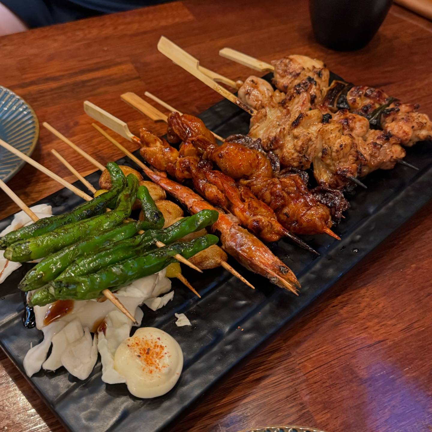 오랜만에 복귀입니다 ^0^ 
안타까운 피드지만요 ㅎㅎㅎ #염댕_맛없는집 
최근에 다녀온 고잔동에 위치한 이자카야 리뷰입니다

근래에 먹은 꼬치 중에 가장 매력없고 달거나 짜기만했고
근래 먹은 사시미 중에 가장 안신선했고 감칠맛도 없었고
생맥주는 관리를 안하시는게 느껴졌습니다.

요즘 전체적으로 외식류 물가가 오르면서 
그만큼 정성들인 음식점이 많아졌는데… 
보기 좋기만한 떡이었나봐요. 
외관도 괜찮아보였는데 안타깝고.. 
데이트를 위한 귀한 시간을 낭비한 것 같아 너무 속상했어요 ㅠㅠ

#염댕로드
재방문의사 : 없음

권프로젝트
메뉴 : 모둠 사시미 ₩39,000 / 모듬꼬치(10종) ₩23,000 / 기린 생맥주 ₩8,000

#고잔동맛집 #고잔동술집 #고잔동이자카야 #고잔동야키토리 #안산고잔동술집 #안산이자카야