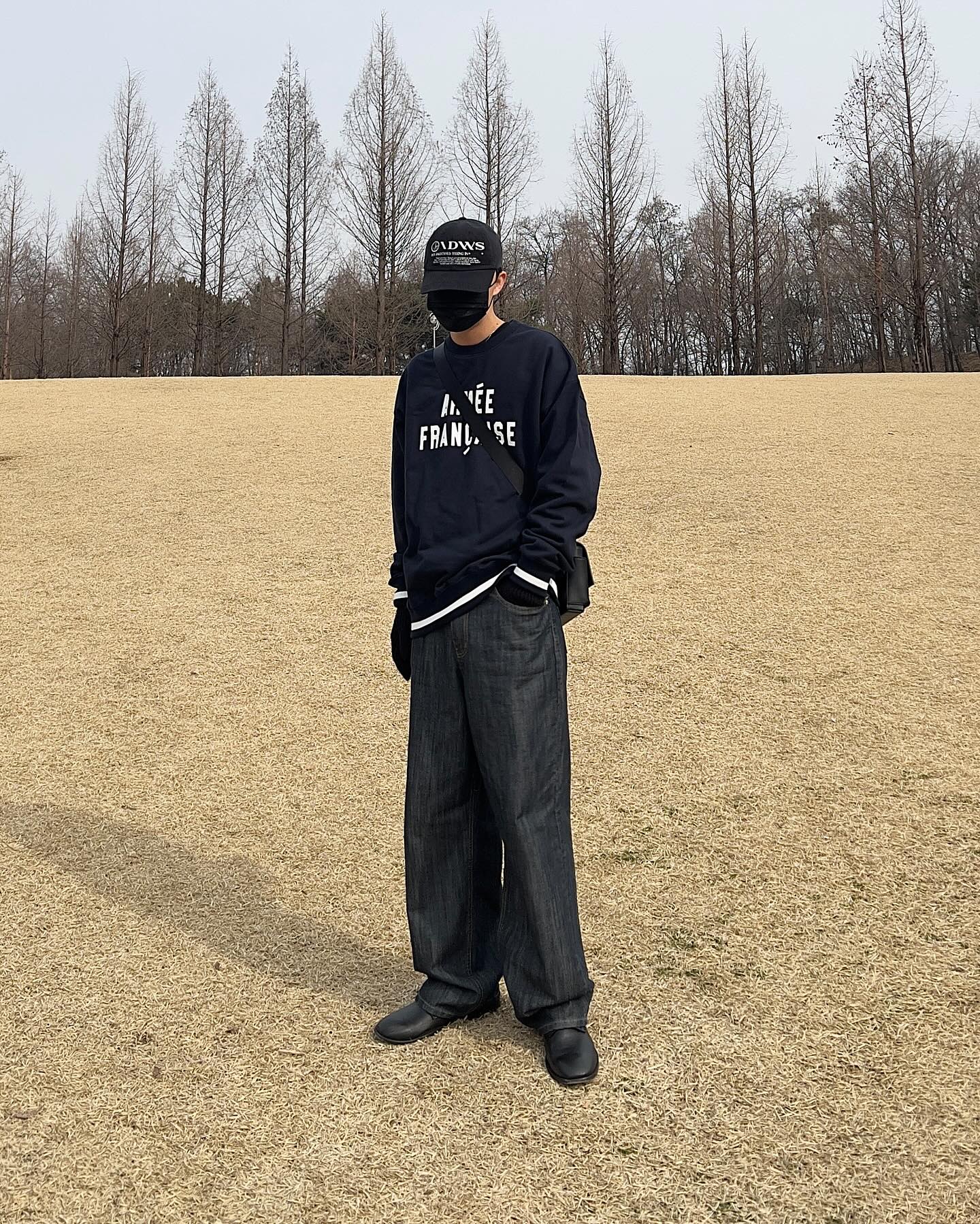 #협찬 #카네이테이 kaneitei 
181cm / 64kg
ARMEE FRANCAISE CREWNECK (NAVY) XL

1️⃣ ARMEE FRANCAISE 레터링이 적용된 이쁜 스웨트셔츠입니다 💚

2️⃣ 스포티한 느낌을 주는 스트라이프 시보리가 손목과 밑단에 사용되어서 포인트가 됩니다 💚

3️⃣ 편안한 착용을 위한 오버핏 디자인으로 착용감이 매우 뛰어납니다 💚

4️⃣ 840g의 헤비웨이트 원단으로 내구성이 뛰어나며, 넥 늘어남을 방지하는 테이핑 처리가 되어 있습니다 💚

5️⃣ 드롭 숄더 디자인으로 착용감이 우수하며, 세탁 후 변형을 최소화하는 침수 워싱 처리가 적용되었습니다 💚

Top: kaneitei (협찬)
Bottom: viva_vvm (협찬)
Shoes: colorcolla_official (협찬)
Etc
Cap: idws_official (협찬)
Bag: kangdan_official (협찬)

#kaneitei #맨투맨 #맨투맨추천 #맨투맨코디