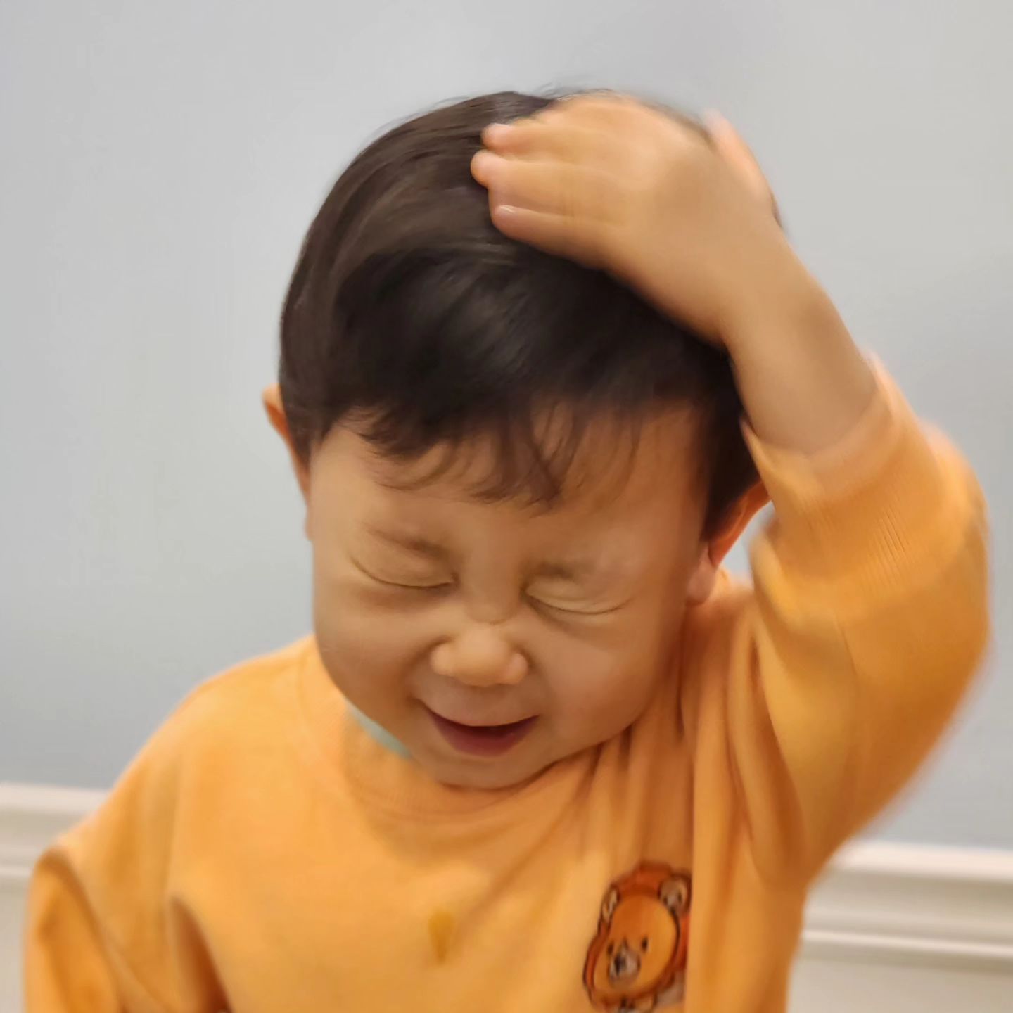 702일에 올리는 #인생700일차기념

심지어 사진은 701일에 찍은사진ㅋㅋㅋ
700일에 토퍼라도 해놓고 찍어줄려고 했는데
몽땅 다까먹음ㅋㅋㅋㅋㅋ
아예 내 폰으로 700일에 찍은 사진이 없음ㅋㅋㅋㅋㅋ
미안타..ㅎ.. 애미가 현생이 바빠 까묵었떠..

어린이집 제출할 사진 찍은건데
도대체가 쓸만한게 없음ㅋㅋㅋ
하지만 귀여운 B컷들 오히려 좋아..🥰

애한테 가만히 있는거 가르치는방법 아시는분...😇

사진속 또유니는
마음속으로 트니트니 노래 부르며 율동하는 중...

머!리 만져쥬고 어!깨 만져주고! 그노래요.....🤦‍♀️
누가 제발 또유니 머릿속에서 트니트니 노래좀 꺼주세요😇
하루종일 트니트니 율동만 해요...
나도 영어요가 따라하는 아들램 재롱 보고싶어요.....🫠

#22개월아기 #23개월아기 #트니트니 #트니트니중독수준 #집에선하루종일트니트니 #근데문센가면잘안함 #너도엄마닮아 #끼가없구나 #😂