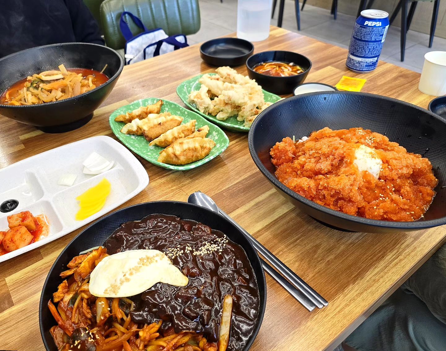 요즘 내 인스타에 지분 많은 언니들🫶🏻

내 단골집 데리고 갔다가 반해서 또 단골 된 ㅋㅋㅋ

지금도 재료소진되면 마감하는 곳이라
나만 알고싶은 맛집이지만 나는 오픈런하면 되니까..^^

#신얼큰이짬뽕 #문산공단맛집
#경주외동맛집 #외동맛집추천 
#경주중식맛집 #경주짬뽕맛집