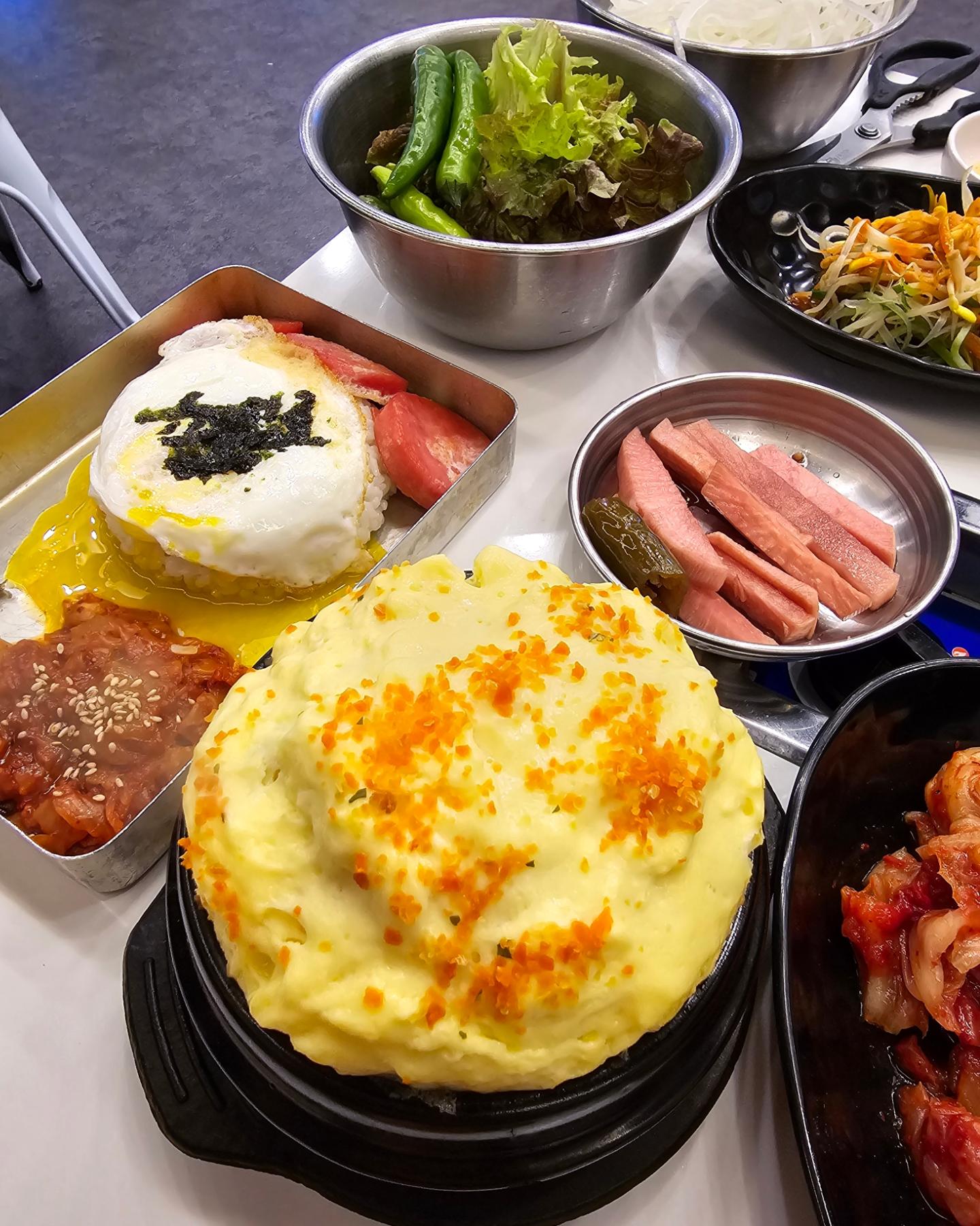 #계란찜 #뜸들이고가실게요😂 
요즘 계란찜 비주얼 맛집들도 찾아다니던데 집에서 만들기 힘들어서 파는곳있음 꼭 시켜봄 ㅎㅎ 고기보다 이쁘다 😋 추억의 도시락과 너무 맛있었음 #순삭 #근근히한끼떼우기 #맛스타그램 #데일리그램 #먹방배틀 #먹방기록 #좋아요 #좋아요반사