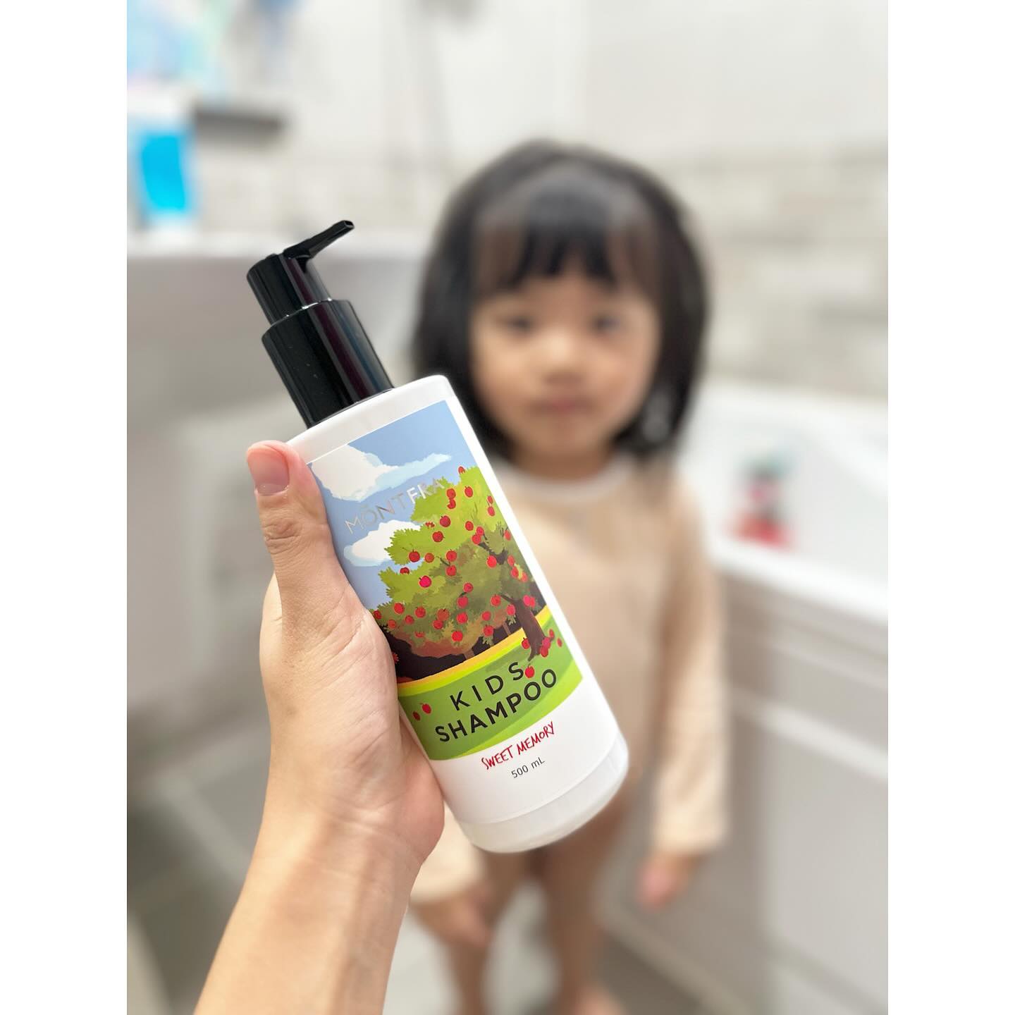 #광고 #무료제공 #협찬 #솔직후기 
⠀⠀⠀⠀⠀⠀⠀ 
⠀⠀⠀⠀⠀⠀⠀ 
⠀⠀⠀⠀⠀⠀⠀ 
저는 약간 거품이 좀 많이나야 깨끗하게 감기는 느낌인데...
(저만그런가여ㅋㅋㅋㅋㅋㅋ)
몽프라 샴푸는 한번의 펌핑으로도 미세거품이 풍성한데,
자연유래성분으로 걱정없이 향기 솔솔 🫶🏻

유주네는 스윗메모리 향을 써봤는데요,
빨간사과의 달콤한 향인데 사탕같이 달달함 가득한 향이라
모두가 좋아할 것 같아요오 〰 
⠀⠀⠀⠀⠀⠀⠀ 
향기만 좋은게 아니구 소취테스트를 통하여
정수리 냄새를 만드는 암모니아와 초산을 감소시켜
두피쉰내를 잡아준다는 결과까지 .ᐟ 
그냥 좋은 향으로 쿱쿱향을 덮어버리는게 아니고, 
쉰내를 잡아주고 좋은향이 나는거라 더 만조쿠 👍🏻
쿱쿱한 정수리 냄새 안뇽 ꔛ 
⠀⠀⠀⠀⠀⠀⠀ 
유주는 반곱슬에, 머리도 점점 길어지면서
컨디셔너 필수인데 사실 어른꺼로 그냥 샤샤샥 했는데
요 몽프라 샴푸는 컨디셔너 안해도 물미역.....🫶🏻
⠀⠀⠀⠀⠀⠀⠀ 
앞으로도 내돈내산으로 사용하게 될 것 같은 몽프라샴푸 ꔛ 
⠀⠀⠀⠀⠀⠀⠀ 
지금보니 위틀스토어 N쇼핑에서 1+1 이벤트를 .ᐟ 
것두 60프로 할인된 금액으로 .ᐟ 
관심있으시다면 달려갑시다 .ᐟ 유주맘은 달려갑니다 .ᐟ 
⠀⠀⠀⠀⠀⠀⠀ 
⠀⠀⠀⠀⠀⠀⠀ 
❝ 𝕋𝕙𝕒𝕟𝕜𝕤 𝕥𝕠 montfra_official ❞ 
⠀⠀⠀⠀⠀⠀⠀ 
⠀⠀⠀⠀⠀⠀⠀ 
⠀⠀⠀⠀⠀⠀⠀ 
⠀⠀⠀⠀⠀⠀⠀ 
#몽프라 #몽프라샴푸 #키즈샴푸 #샴푸추천
#어린이샴푸 #유아샴푸 #초등샴푸 #정수리냄새 
#향기가득 #샴푸최고 #육아일상 #딸맘 #육아용품