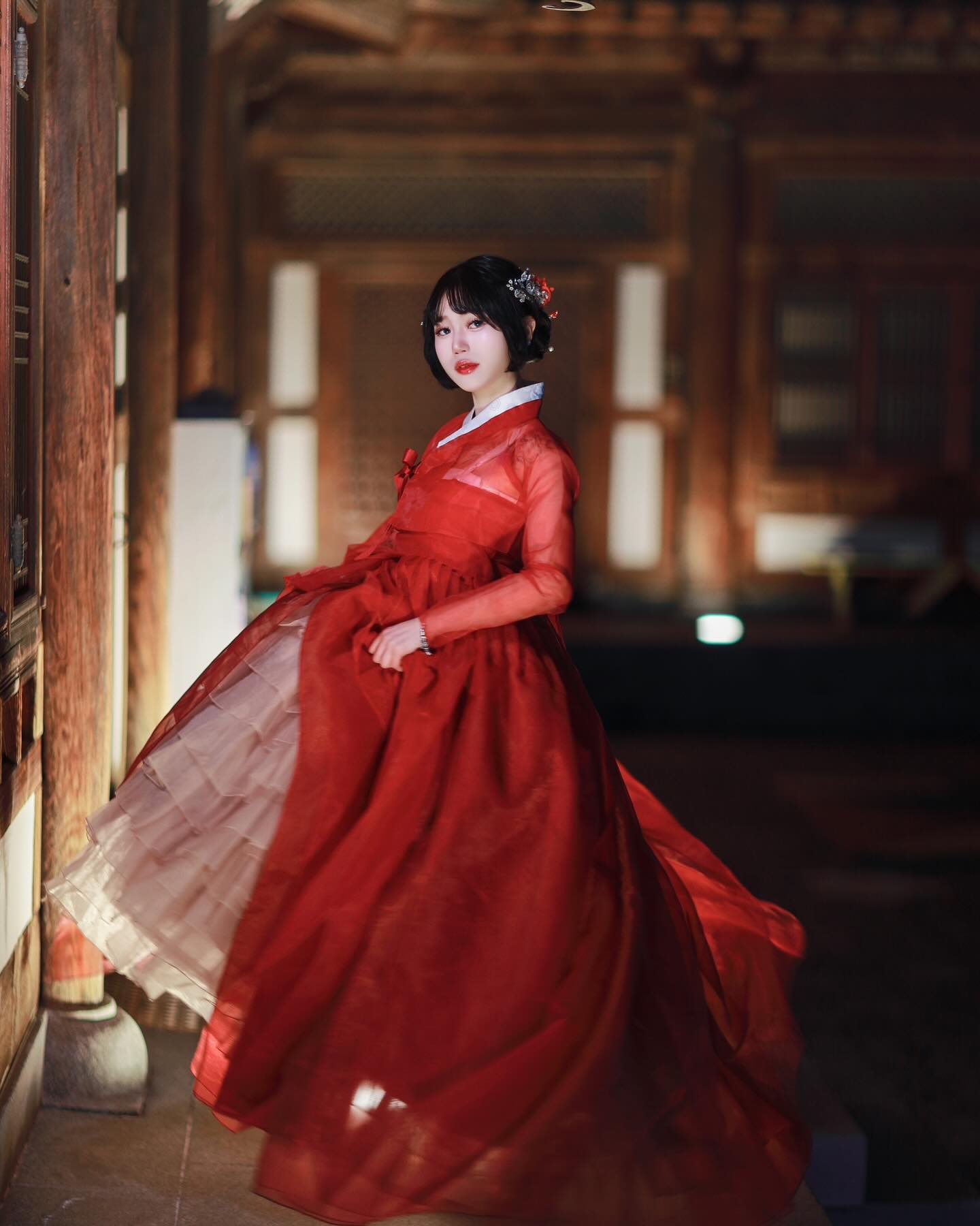 강렬한 레드 한복은 야간에도 빛을 발하네요✨
밤,낮 상관없이 너무 화려하고 이뻤던 한복과
추운 날씨지만 언제가도 재밌는 전주한옥마을에서 재밌게 촬영해서 너무 즐거웠어요♥️
다음엔 또 어떤 이쁜곳을 찾아서 촬영할지 벌써 두근두근♥️
이번에도 인생샷 찍어주신 작가님 최고👍🏻

포토📸 artique.pic
한복👗 jinsolnarae