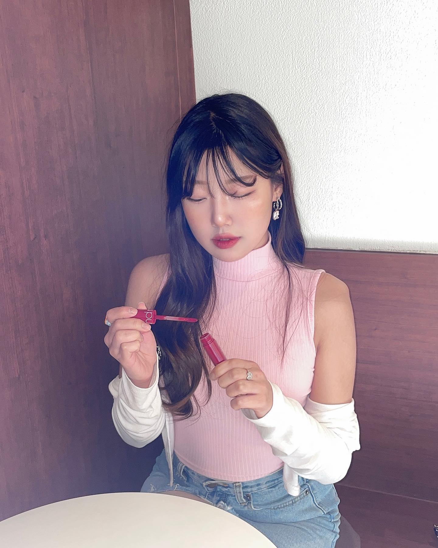 𝑪𝒉𝒂𝒏𝒈𝒆 𝒚𝒐𝒖𝒓 𝒗𝒊𝒃𝒆 ! 👱🏻‍♀️🎀
⠀⠀
oliveyoung_mag_official 
oliveyoung_official 

☑️ #체인지유어바이브 란,
‘메이크업 만으로 오늘의 무드에 맞게
다양한 바이브를 표현할 수 있다’는 올리브영의 
뷰티 캠페인인데요!💄
저는 그 중에서 ‘하이틴바이브’를 표현해보았어요!✨
⠀
☑️ #하이틴바이브 는 뽀용미☁️가득한
아이돌 무대 메이크업의 데일리 버전으로,
애교살과 속눈썹, 그리고 글로시한 틴트로 포인트를 주면 
쨍한 하이틴 느낌이 UP 된답니다! 😎🩷

#셔터브리티 #올리브영셔터 #하이틴 #메이크업