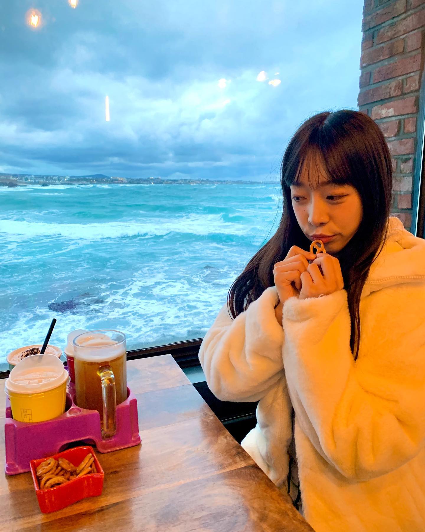 많은 사람들과 추억이 많은곳🌊🤍💫
바다를 정말 가까이서 볼 수 있는 곳“ 바다멍➰➰
.
.
.
#제주#애월#애월카페#가족여행#제주스타그램