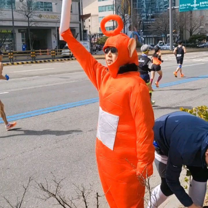 안녕하세요 텔레토비의 뽀입니다 ❣️
ㅋㅋㅋㅋㅋㅋㅋㅋㅋㅋㅋ

전 오늘 동마 10k를 기분좋게 완주하고
41km 지점에서 응원을 했습니다

풀코스의 거의 끝무렵이라
힘들어하는 분들이 많이 보여 슬프기도 했는데요,
응원 소리에 힘을 얻어 다시 달리는 모습에 감동받은
뭉클하고 감사한 시간이었습니다

피니시 다 왔다고 응원하니까 '거.짓.말'이라고 답해주던 러너,
손 흔드시면서 '릴스에서 봤어요~' 해주신 분,
저희 귀엽다고 해주신 분들까지 ㅋㅋㅋㅋㅋ
유쾌하고 멋진 러너들과 함께라 더욱 즐거웠습니다 

2시간동안 눈 맞춰주신 모든 러너들덕에
오히려 에너지 가득 얻고 돌아왔습니다 🫶
오늘 여정이 여러분들에게도 즐거운 기억으로 남으셨길 바라요!

📷 사진 출연
보라돌이: aksayrun / 뽀 : runner_hongth
뛰용뛰용 친구들 88dragonrunners
#동마응원 #서울마라톤2024