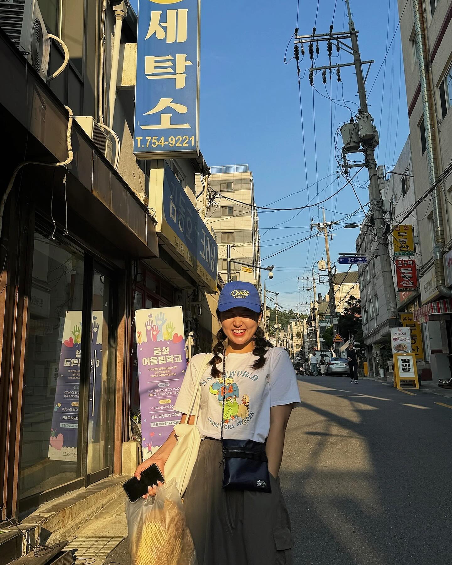 ⠀
⠀
지금 내가 겪고 있는 문제는
언젠가 내가 잘못 보낸 시간의
결과일것이다.
⠀
무엇이든 대가를 받는것은
자연의 순리대로.
⠀
우린 실수하고 완전할 수가 없다.
그냥 불완전하고 실수를 받아들이면
so 심플. 그 수많은 실수와 실패와
경험의 점들이 찍히면 결국 빛나는
별이 되는것도 자연의 이치다.
⠀
그냥 지금 이 순간을 사는 것.
꽉 채운 하루를 살아보자.
⠀
무엇을 만들려고 이룰려고가 아니라
하루의 밀도를 높여서 채워보는것 ☀︎
⠀
그게 지금 나의 돌파구일지도🌝
⠀

#오늘의공유글 
#깨달은밝음

⠀