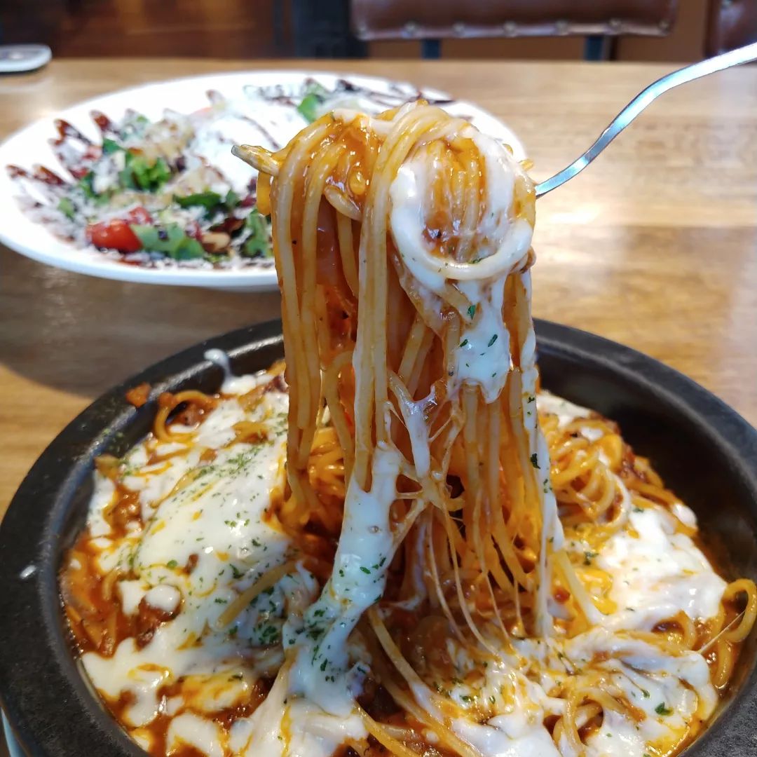#협찬 구스토랩

✔홈메이드 리코타 치즈 피자와 샐러드

홈메이드 방식으로 직접 만들어서 더 맛있는 리코타 치즈와 신선한 계절 야채와의 조화가 돋보이는 리코타 피자와 🍕 샐러드 꼭 드셔보세요!

막 즉석에서 따서 만든 것처럼 신선하고 맛있어요

✔레드 불 토마토 파스타

오직 구스토랩에서만 맛볼 수 있는 매콤하고 상큼한 토마토 미트 파스타에요

안에 들어있는 토마토, 고기 다 신선하고 맛있고요

이제 다른 파스타집은 못가겠다 싶은게 안에 들어 있는 치즈가 엄청 엄청 맛있어요 👍

엄청 신선하고 살아있는 느낌이랄까요?

✔키친랩에서 상호만 변경 

키친랩 대학로점에서 구스토랩 본점으로 상호만 변경되었다네요

✔단체석 많아요

내부가 정말 넓어서 모임하기 좋은 공간이에요

✔데이트 장소로 적합 

✔총평

100점 만점에 100점입니다. 정말 제가 먹어본 파스타와 샐러드 중 베스트였어요! 강력추천합니다 👍

#혜화역맛집 #대학로피자 #대학로파스타 #혜화파스타 #대학로스테이크 #리뷰노트