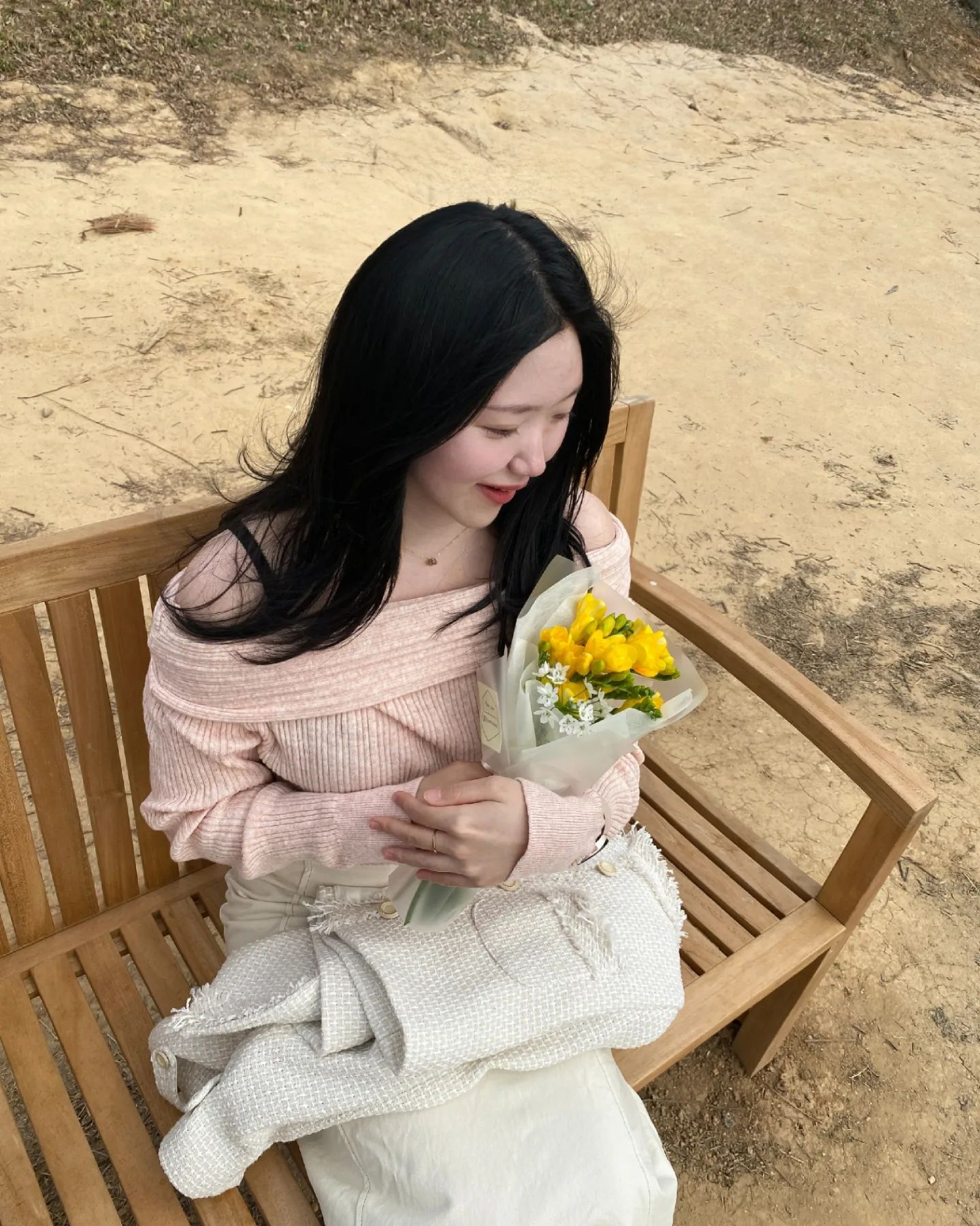 오랜만에 게시물이네요 잘 지내고계셨어요?😶‍🌫️😶‍🌫️💓

봄 날씨 낭낭하길래 봄 분위기로 입어봤어요 🩶
친구들 만나서 연어 후토마키 먹고 산책하고 ㅎㅎㅎㅎ
카페에서 놀고 왔어요
오랜만에 휴일 느낌 나서 넘 좋았습니다 🥹

〰️〰️🌼 오늘 입은 옷에 꽃이 어울린다구 ㅎㅎㅎ 생일 조금 지났는데도 꽃 선물 준 승민이 땡큐 :) 스윗걸이야!! 🌼〰️〰️😖