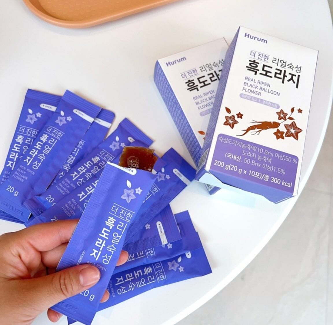 다시 돌아온 리얼숙성 흑도라지💜
한번도 안번어본 사람은 있어도
한번만 먹은 사람은 없쥬?
제 지인들도 오픈할때마다 몇 박스씩 쟁기기 바뿜!
등산, 골프 갈때 한포씩하기 딱 조크든요!!
다이어트때 달다구리 땡길때 한포씩 먹으면
당 충전은 물론 건강까지 챙길 쑤 이따아앙❣️

🌟🌟🌟🌟🌟🌟🌟🌟🌟🌟🌟🌟

[바이요미 X 리얼숙성 흑도라지 공구 3차]

📌 기관지 건강 개선
도라지 보다 몇 배 더 강한 흑도라지는
사포닌, 이눌린과 비타민 성분이 함유
목감기에 좋은 음식으로 기관지염, 인후통 등의
기관지 질환과 호흡기 질환에 큰 도움을 줌

📌 두뇌강화
흑 도라지에 있는 루테올린이라는 성분 덕분에
뇌 속에 있는 뇌세포의 노화를 억제하며
각종 독성물질을 막아 주는 효과가 있으며 치매예방, 인지 개선

📌 항암 작용
연구결과 사포닌에 항종양 활성이 나타나
종양세포 사멸 유도를 하며 항암작용

📌 노화 방지
사포닌 성분이 피부의 염증과 노화를 예방
아눌린 성분이 장의 유산균을 보호
장 속에 유익균이 늘어 피부 부종을 억제 및
아토피 피부에도 큰 효과

📌 혈관질환 예방 및 개선
사포닌과 이눌린이 혈관 속 노폐물도 제거
콜레스테롤 수치도 내려주어 혈관청소를 해주어 혈관질환 예방

🌟🌟🌟🌟🌟🌟🌟🌟🌟🌟🌟🌟🌟🌟

5월은 가정의 달!!
가족들 모두 흑도라지로 기관지 관리하세용❤️
구매는 프로필 상단 링크따라 오세용🤗

#바이요미 #리얼숙성흑도라지 #흑도라지젤리