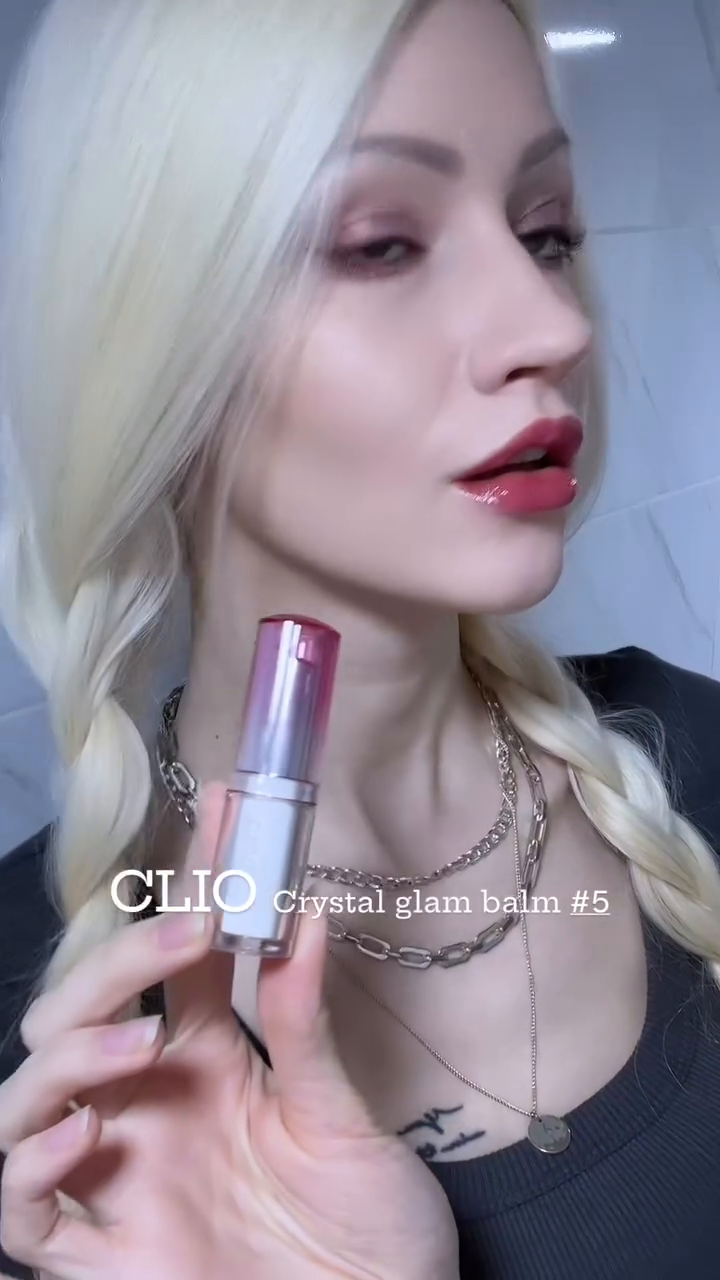 [🇰🇷⬇️] Thoughts!? I’m OBSESSED 🤩😍 It looks feels AND smells AMAZING 😍 💯 new all time favorite cool tone lip gloss!! 
💄: clio_official  Crystal glam balm in the shade #5 Honey Raspberry 
What’s your go to lip gloss? 👀 
야~~ 이거 최곤데? 컬러 향 질감이 다 완벽해! 🫠😍 바로 가장 좋아하는 쿨톤 립글로스 중 1등으러 들어감! 🙌👏 여러분 제일 잘 쓰는 립 글러스 뭐해요?? 👀 
.
.
#CLIO #제품협찬 #클리오 #크리스탈글램밤 #클리오레코멘드 #크리스탈글램밤레코멘드 #crystalglambalm #kbeauty #koreancosmetics #협찬모델  #뷰티모델 #뷰티크리에이터 #레코멘드