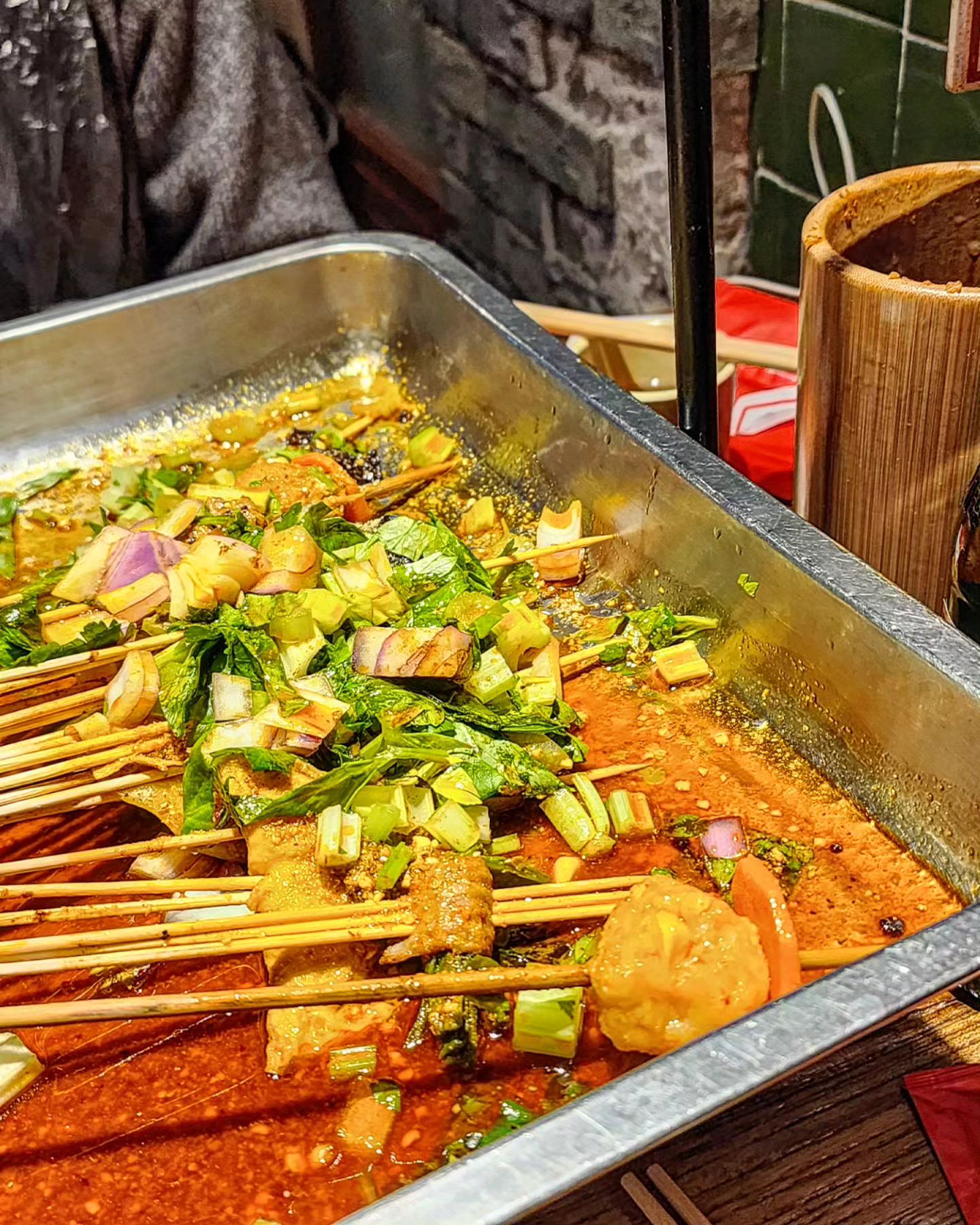 🍢상해 마라꼬치 맛집

진짜 이세상 마라 맛집이 아니였다 🤦
진짜 매운데 막 땀나는데 막 감칠맛 엄청나는 맛..?
아 표현할 수가 없다 😭😭😭
그리고 샐러리가 이렇게 맛있는 건지 몰랐어요..
샐러리랑 마라 소스는 천국입니다🫰

진짜 이미 밥먹고 숙소 앞에 술한잔 겸 갔는데 왜 저것만 고른건지...
치앙마이 가는 항공편에 상하이 하루 경유였는데
치앙마이가서도 여행내내 얘기했어요

저는 꼭 다시 먹으러 상하이 다시갈거예요...❣️
.
.
.
.
.
.
#상하이#上海#Shanghai#상하이맛집#마라꼬치 #먹스타#먹스타그램#좋아요#먹팔#찐맛집#돈맛집#donyummy
