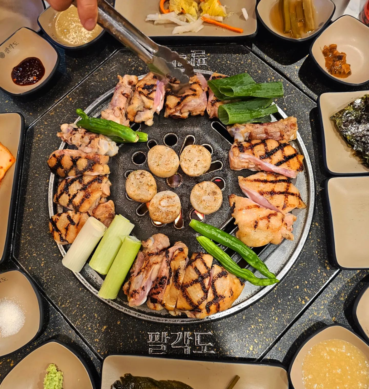 요즘 캠핑을 못 다녀서 그런지 숯에 구운 고기개 그렇게 먹고싶은거예요. 
이번에는 또 부드러운 닭갈비가 먹고싶어서 팔각도를 방문했어요. 
상차림이 판위에 너무 고급지고 캠핑느낌도 나고 새로웠어요. 이 고기판에 맛 없는 고기가 나올 수 없죠! 
초벌되서 나온 닭갈비가 육즙이 장난 아니었어요! 너무 부드럽고 맛있었어요. 꽈리고추, 대파랑 너무 잘 어울리고 더 맛있게 먹을 수 있었어요. 소스도 여러가지고, 관자와 닭 특수부위도 먹을 수 있어요! 닭 목살은 찐맛있어요!
닭갈비 먹으러 이제 춘천까지 안가도 되겠네요! ㅎㅎ
8gakdo
가족모임, 직장모임에도 좋을것 같아요. 깔끔하고 음식이 맛있어서 자주 갈 것 같아요 너무 너무 맛있게 먹었어요. 직원분들도 청결하고 친절해서 별 만점!

#팔각도김포구래점#구래동맛집#구래맛집#김포구래맛집#김포구래동맛집#구래역맛집#구래동닭갈비#구래역닭갈비#김포닭갈비#김포숯불닭갈비#구래동분좋식#구래동숯불닭갈비#구래동데이트#구래역술집#구래동술집