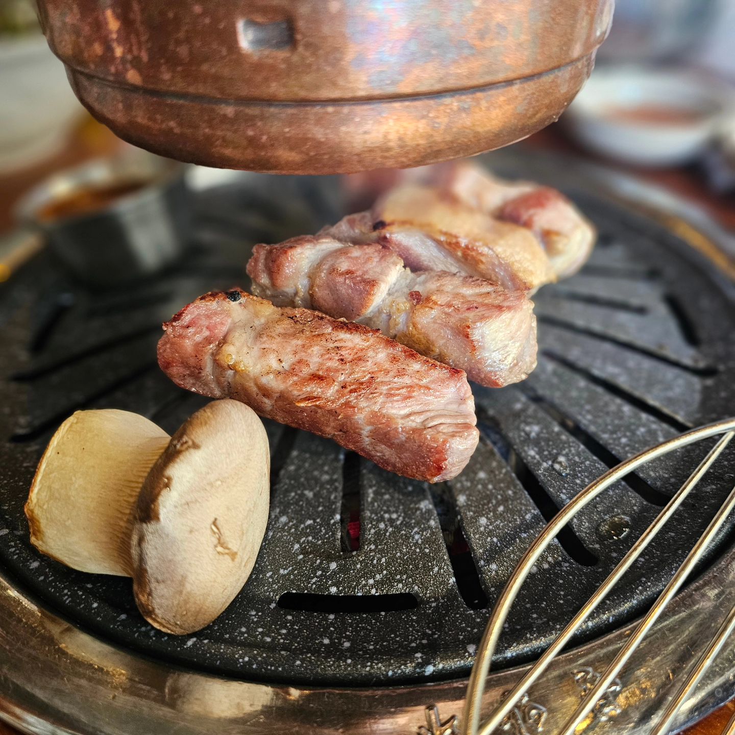 #협찬

고기 좋아
구워주는 고기는 더 좋아 ❣️

미사에 위치한 #미사강변맛집 #촌놈집

고깃집 20년 경력의 대표님 브랜드로
직접 고기 구워줘요 👍

미사호수 테라스 웨이팅 맛집으로 뷰도 굿
댕댕이와 함께 할 수 있어 더 좋아요
(테라스 자리 가능/ 구워서 나옴)

돼지고기 숙성실 보유해서
모두 직접 숙성 한답니다

눈으로 보이니까 더 믿음직스럽고
더 맛있게 느껴지네요

매일 오후12시부터 선착순20테이블
육회서비스까지 ❤️

일부러 점심에 찾아가겠는데여? 😍

다양하고 맛있는 사이드메뉴에
촌놈 와규 스페셜, 커플, 돼지한근 등
푸짐한 세트메뉴까지 🍖  다양하게 즐겨봐요

#촌놈집미사강변점 #하남맛집 #하남미사맛집 #미사강변숯불구이 #미사강변고기맛집 #미사강변정육식당