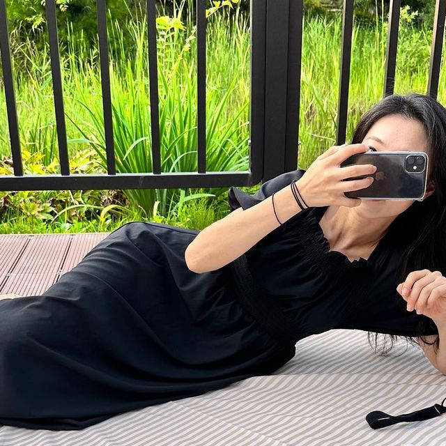 퀸카맘 l 김지현 on Instagram: "#광고 신상 피크닉매트 생긴 기념으로 주말에 집앞 공원 나들이〰️ 사실 이 예쁜 감성매트 생긴지 좀 됐는데.. 그동안 비가 어찌나 오던지.. 나갈 엄