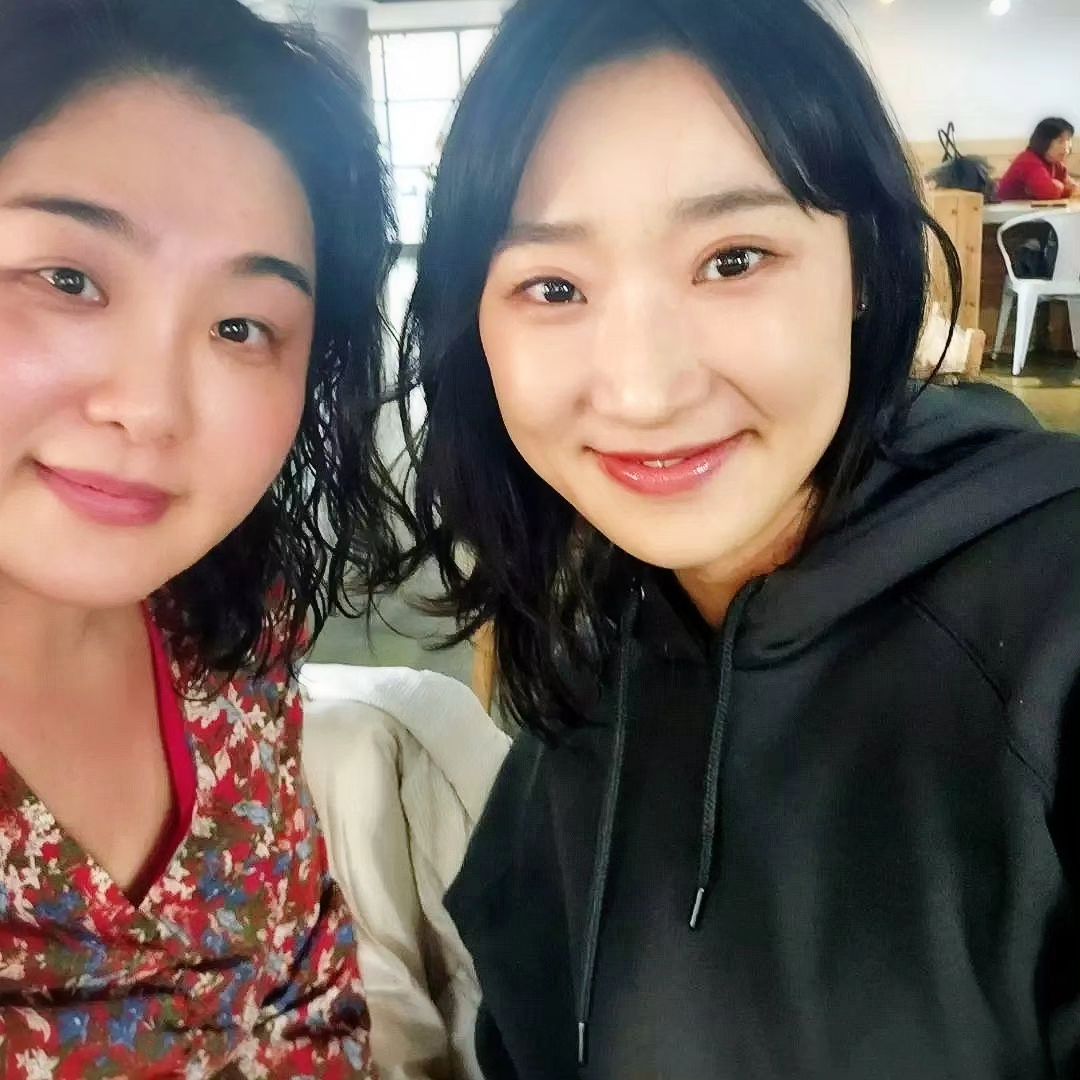 친구가 메컵 잘 못한대서
제품 가져오라고 해서 밥먹고 카페가서
가지고있는 제품 이용해서 하는법 알려주기🙂
넘 맘에 든대서 기부니가 좋아요

#Repost eunhee_kwak
와 나 진짜 화장하고 다녀야겠다 소리 백번 나오게한 금손 메이크업 아티스트 님과의 데이트 ♡

#수원나들이 #꿀잼 #자주보자친구야 #새삶을얻었다