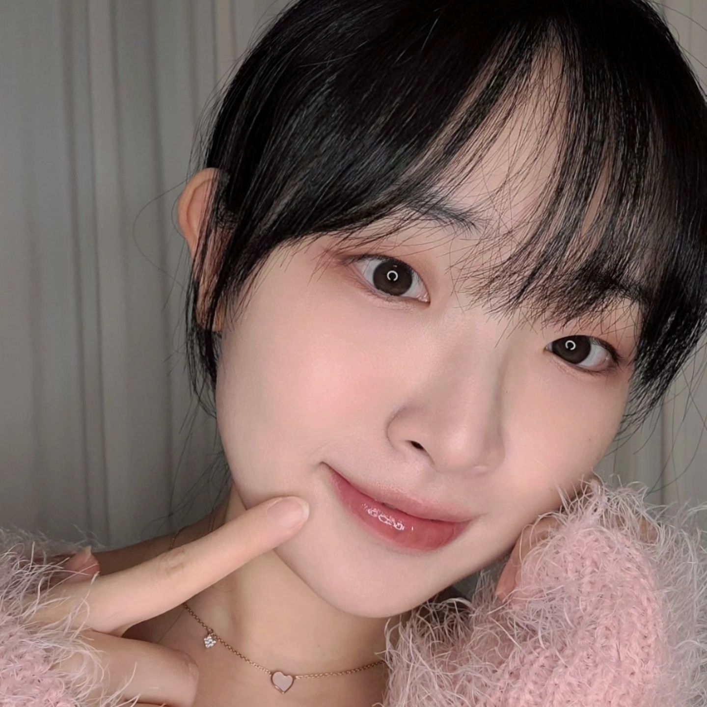 롬앤신상 엔젤링 립글로스 '디픈무어' 사전체험 후기🩷

촉촉립 너무 좋아하는데 롬앤에서 립글로스가 나와 너무 신났어요! 반짝반짝 영롱한 입술광이 엔젤링같아서 엔젤링 글로스래요💫

봄웜라인 제게 디픈무어는 차분하고 채도가 낮아 단독으로 발색하기엔 너무 딥해지더라구요.

채도가 높은 틴트를 바른 후, 디픈무어를 탑코트처럼 발라주면 겨울 무드에 맞게 차분하고 분위기있는 컬러가 완성되어요!
기존 립들의 분위기를 바꾸고 싶을 때 함께 쓰면 정말 이쁜 컬러에요🥰

제형이 너무 맘에 들어서 사비로 나머지 컬러도 전부 사버렸답니다(아직 배송중💨💨)

#롬앤 #제품제공 #엔젤링글로스체험단 #엔젤링글로스 #엔젤링광 #romand #romandme