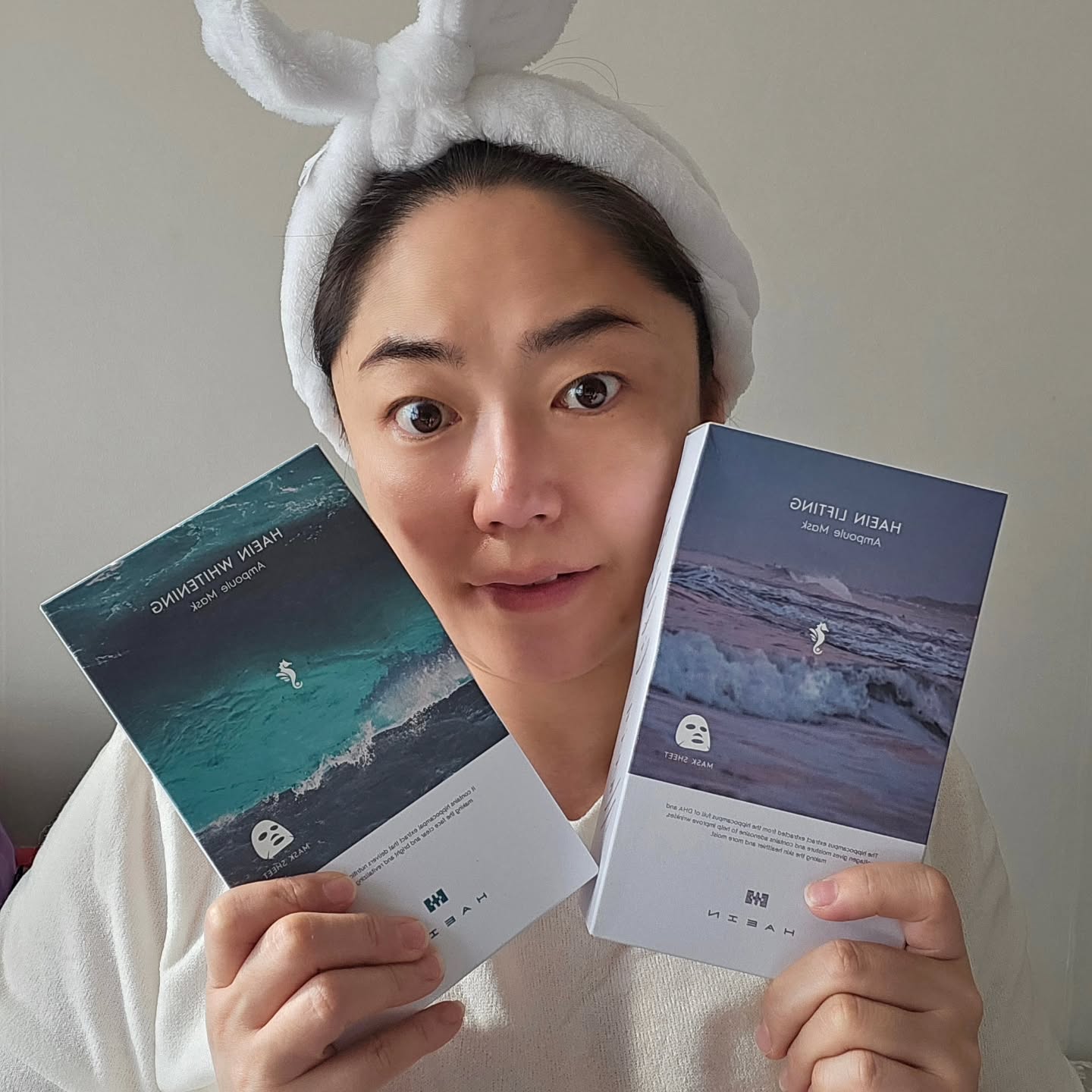 #협찬

갑자기 추워진 날씨에 피부를위한 관리템
💦해인 시트 마스크 소개해드려요!
추워진 날씨에 피부 수분 뺏기고 지난 여름 땡볕 가을볕
맞으며 얼룩덜룩해진 피부 톤 관리도 해야하는데
제가 은근 귀차니즘이거든요,,,
💦해인 시트마스크는 미백 주름개선 앰플 마스크로
수분폭탄의 촉촉함을 선사해서 
요즘같은 날씨에 피부수분도 가득 채워주고
꾸준히 사용하니 피부톤이 한결 밝아져서 자주 손이가요

✔️비건 인증 텐셀큐프라시트 원단이라 
피부 자극 없이 완전 밀착! 팩붙이고 집안일하며
돌아다녀도 떨어지지도 않고
얇아서 답답하지도 않고 에센스 흘러내림 0%

✔️에센스에 해마+해양추출물 10여 가지 함유로
미백, 주름개선, 피부 진정까지 한 번에!케어
끈적임 없이 촉촉해서 자기 전에 딱이에요

✔️냉장고에 살짝 넣었다가 쓰면 쿨링 효과까지! 
다음날 화장도 찰떡같이 잘먹는 해인 앰플마스크로 
더 맑고 촉촉하게 관리해보아요!

#해인 #해인마스크팩 #바이오션
 #biotion #해마추출물 #haein 
#해양추출물 #텐셀큐프라 #수분폭탄팩 
#해마팩 #연말선물 #홈케어 #데일리마스크팩
