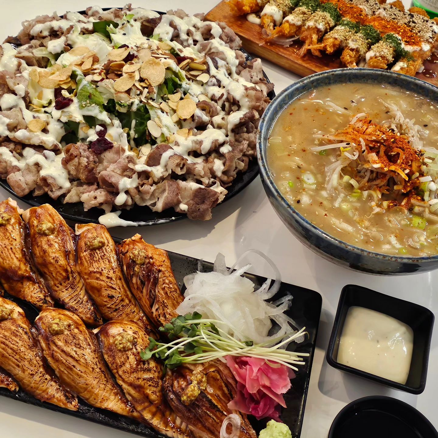 배도고픈데다가 맛있어서 폭풍흡입했던
마산 하라식당 경남대점
푸짐한 소고기샐러드 연어샐러드와
날씨가 추워서 국물생각나 고른 나가사끼우동
구운연어스시롤, 부드러운 새우튀김까지 모두 맛있었어요
샐러드 드레싱도 내스타일😋
가게 분위기도 좋아서 모임이나 데이트장소로도 👍 
술한잔했는데 술도 쭉쭉쭉 🤣

🎈하라식당 마산경남대점
🎈영업시간 11:30~22:00
🎈브레이크타임 15:00~17:00 주말은 브타x 매주화요일휴무
🎈전화 0507-1358-6448

#하라식당경남대점#해운동스시#해운동일식#해운동덮밥#댓거리맛집#댓거리밥집#댓거리덮밥#댓거리점심#댓거리스시#댓거리일식#댓거리초밥#경남대맛집#경남대밥집#경남대스시
