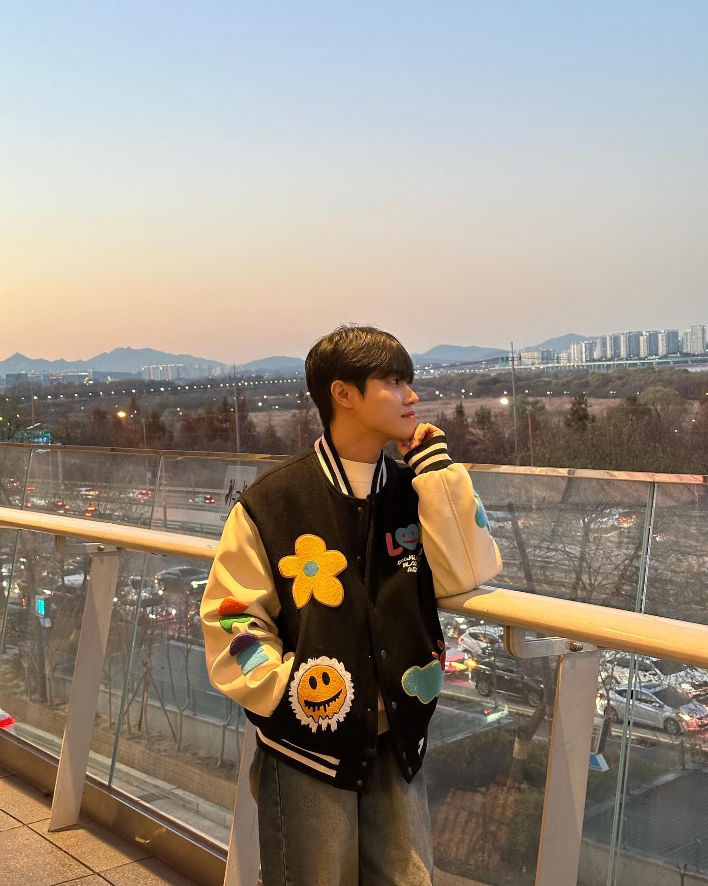 #광고 starfield.official
 
오랜만에 휴일에 하남에 놀러갔다가
날이 너무 추워져서 스타필드 하남점을 잠시 들렸는데
스타필드 하남점의 F&B 라운지 잇토피아가
숲 속 피크닉 컨셉으로 리뉴얼이 되었더라구요?!
 
내부 인테리어도 많이 바뀌어 있었고
통창 밖 테라스로 나가면 산, 강이 있어서 힐링 100%
다양한 음식들도 먹을 수 있고 아늑해서
추운 겨울 실내 데이트하기 딱 좋더라구요!!
맛있는 음식과 시원하게 펼쳐진 뷰에서 예쁜 사진 찍고
#뷰챌린지 이벤트도 참여 해보세요!
 
🎁#뷰챌린지 인증샷 이벤트🎁
새롭게 리뉴얼된 하남점 잇토피아에서 찍은 인증샷을
필수 해시태그와 함께 업로드해주세요.
추첨을 통해 크리스마스 선물을 드립니다.
 
📌필수 해시태그 : #뷰챌린지 #스타필드하남 #잇토피아
📌이벤트 기간 : 11/29(수)~12/17(일)
📌경품 : 에어팟 맥스, 애플워치, 록시땅 제품 등
 
자세한 내용은 starfield.official 에서 확인!
 
 
#스타필드하남 #잇토피아 #뷰챌린지 #뷰맛집 #실내데이트 #핫플
#하남핫플 #서울근교 #인생샷 #포토존