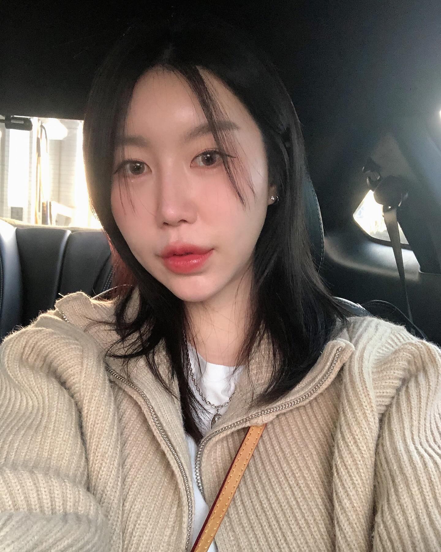 #제품협찬 렌즈미 신제품 베이비틴트 그레이,브라운 착용해 봤습니다 : )⭐️
이름에 맞게 촉촉한 틴트느낌처럼 눈동자에도 촉촉하게 컬러가 밝게 발색되는 렌즈였습니다
착용해보니 쿨톤이면 그레이 웜톤이면 데일리로 사용하기에는 브라운색을 추천드립니다 !
⠀
✔ 1MONTH/2P 한 달 착용 팩렌즈
✔ 색상 : 브라운, 그레이
✔ 가격 : 20,000원 1+1
✔ 그래픽 직경 : 13.2mm