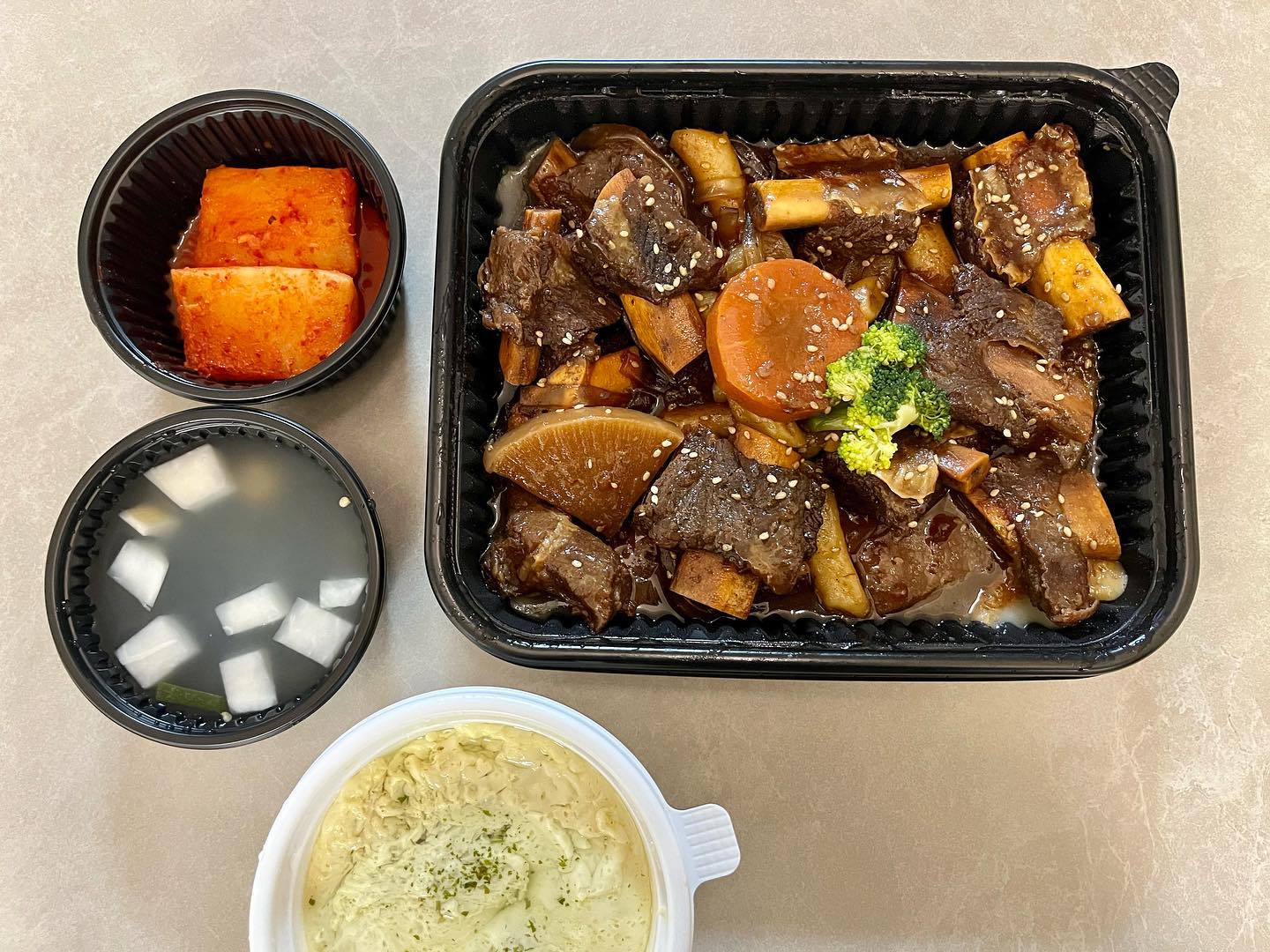 #협찬 #갈비찜맛집 #광교맛집 #광교중앙역맛집 #소갈비찜맛집 #소갈비찜포장 #집밥메뉴 #영웅갈비찜 #영웅갈비찜이의점

명절, 생일에 먹는 맛있는 밥도둑 소갈비찜을
간편하게 포장해 먹을 수 있는 영웅갈비찜 이의점⭐️
남편 퇴근 전 빠르게 포장해 보았다.

계란찜에 동치미, 깍두기까지 알찬 영웅갈비찜!!
소갈비가 부드러우니 아이반찬으로도 좋아 보이는데
쫄깃한 떡사리와 당면사리, 양념 가득 밴 무까지
뭐하나 거를 타선 없이 맛있는 진정한 갈비찜 맛집이다👍

푸딩계란찜 곁들여 먹으니 풍성한 저녁식사네😊
고기러버 남편이 극찬한 광교중앙역 맛집 영웅갈비찜!
소갈비찜 먹고싶을때마다 잊지않고 들려야겠다!

가성비도 맛도 최고!