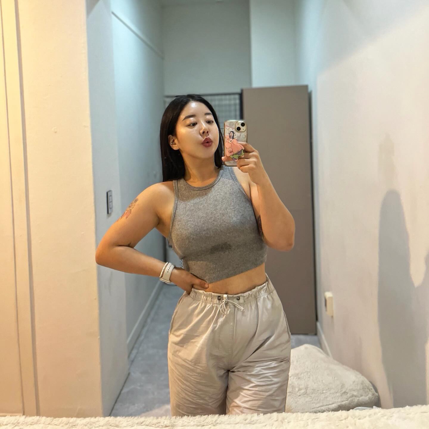 촬영 D-59, 현재 -4kg
⠀⠀⠀⠀⠀⠀⠀
생존신고 겸
비교적 순탄히 진행중인 다이어트 근황

요즘 일상은 자격증 준비, 피티샵, 닭고구마로
간단하게 요약할 수 있읍니다… 🤔🤔
실기가 코앞이라 정말로 매우 많이 정신이 없는데
식단이랑 운동도 빼먹지 않고 열심히 하는즁,,
화이팅 해야지 아자아자💪🏽💪🏽
⠀⠀⠀⠀⠀⠀⠀
#다이어터 #바프준비