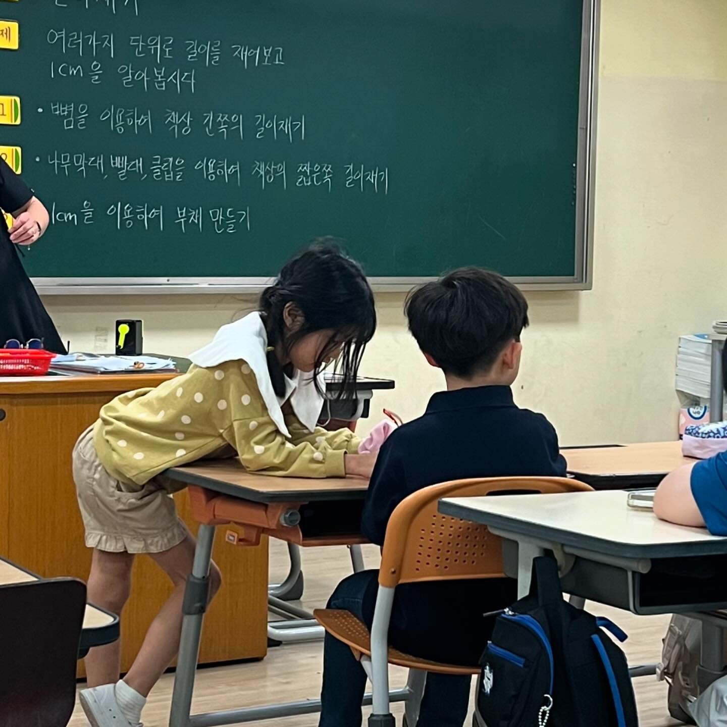 방과후 공개수업주간 
일주일 내내 등교하는기분이다 ㅋ 

이제 안갈거야했더니 안된다는 아들때메 또가야함 ㅜㅜ 

학교방과후 한시간하고 중간에 공강? 때
아야 콧물때문에 병원가따가 다시 또 공개 수업 참석 후 하교 함 ㅋ 
하교 후 다시 나는 출근 ㅋ ㅋ ㅋ 
아놔 진짜 어쩌라고  대다 대다 너무대다 ㅋ ㅋ ㅋ ㅋ 

#방과후공개수업 
#초딩맘 
#육아일상