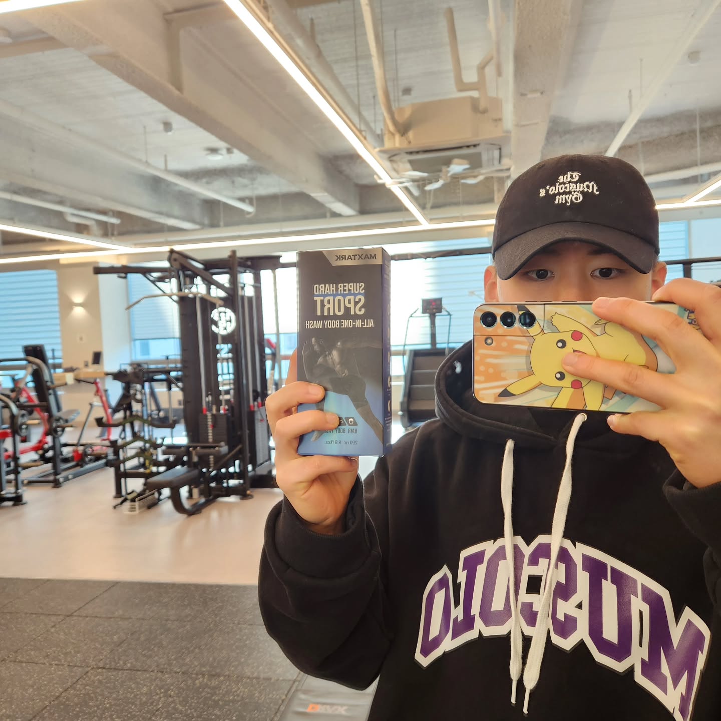 #협찬 #MAXTARK #남자피부관리 #남자화장품 #남자올인원로션 #MENSCARE

맥스타크 슈퍼하드 올인원 바디워시!!!
매번 시간에 쫒겨가며 운동하고 샤워하는데
맥스타크 올인원 바디워시로 샤워시간 단축✌️

향기는 레몬향 쿨링감도 너무 좋습니다!!
머리에 짜고 위에서 아래로 닦으면 샤워 7분걸리네요
갓 맥스타크!!
maxtark.official

상의=머스콜로 한정판 후드티🫶
muscolo_company
머스콜로는 그냥 사랑이에요... 
머스콜로 소프트워싱 볼캡이랑 같이 입으니
어깨는 넓어보이고 머리는 작아보이는 사기핏😉

#머스콜로 #머스콜로서포터즈 #짐웨어는머스콜로
#짐웨어추천
.
.
.
#잠백이 #오운완 #보디빌더 #보디빌딩 #보디빌딩선수 #바디프로필 #네추럴보디빌더 #헬스트레이너 #다이어트동기부여 #운동하는남자 #헬스타그램 #헬린이의하루 #헬생아 #헬린이그램 #운동후바디체크 #운동소통 #헬스소통