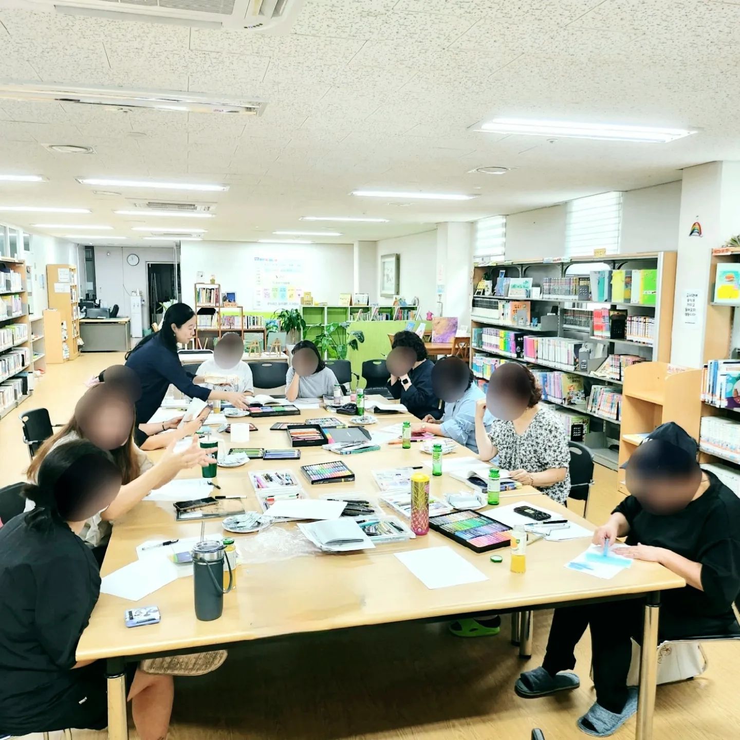 책친구로 만난지 몇달 되어가나보다.
우리 선생님들 점점 작가가 되어가신다.
나는 그림책을 읽어드리고 몇가지 팁과 함께
함께 그리고 싶은 재료만 던져드렸을뿐인데, 
전시회를 꾸며드리고 싶을만큼 작품이 어마어마해졌다. 

오일파스텔 플러스펜 수채화 캘리 붓펜 딥펜
마카 수채화 아크릴 못하는게 없으신 쌤들

헤엄이 읽어 드렸더니 5분만에 칼로 지우개 파서
물고기 도장 돌려 쓰시는 쌤들 보며 감동.

우리 쌤들 최고👍🏻

#작은도서관 #작은도서관수업 #책친구 #작은도서관프로그램 #작은도서관책친구 #그림책테라피 #그림책 #그림책수업 #그림책놀이 #그림책필사 #그림책모임 #그림책모사 #작은도서관모임 #양주시작은도서관 #양주시도서관 #그림책지도사 #그림책활동가 #두근두근그림책연구소 #작은도서관협회 #그림책아뜰리에 #빛날지니 #그림책이좋아서