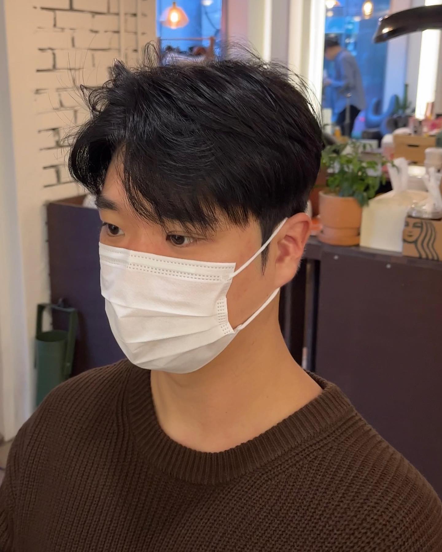 #협찬 AREA 성수
남친머리 전문 샵이다
area_jh_ 장환 원장님이
머리 해주셨는데

오빠 머리중에 제일 멋있게 잘나왔다💓
지금까지 여자머리만 컷이 중요하다고 생각했는데

아니야..
남자머리가 진짜 컷이 중요했었다

옆에서 봤는데 원장님이
정말 꼼꼼하게 컷 진행해주시고👍🏻
디자인 자체를 너무 잘하셔서
머리가 너무 예쁘다

눈에 걸리는 부분이 없고
윗부분은 컬이 완벽하게 살아있고
목쪽으로 갈수록 깔끔하게 정리되었다💕

오빠 머리 보고 완전 설렘 ㅋㅋㅋㅋ
원장님 너무 친절하시고 실력이 너무너무너무 좋으셔서
다음에도 와야겠다 다짐했다❤️

세상의 모든 여자친구들께 
남친 여기로 데려오세요!!💜

매장도 너무 힙한데 너무 따뜻하고
예쁜 분위기라 사진도 잘나온다🫶🏻

◻️매일 10:00-21:00
◻️뚝섬역 7번출구
◻️네이버예약 가능 
◻️ areahair_ area_jh_ 

#협찬 #성수미용실 #성수동미용실 #뚝섬미용실 #서울숲미용실 #리프펌 #남자머리 #남자머리추천 #아이롱펌 #볼륨매직 #남자히피펌 #히피펌 #남자펌추천 #가르마펌 #남자장발 #리프컷 #가일펌 #남친머리