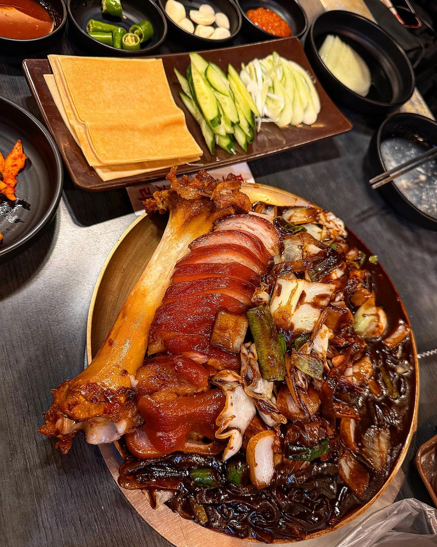 #협찬  ohmanjok 

서울3대족발!! 드디어 가본 미쉐린가이드 맛집!-
“만족오향족발 시청점” 

성수족발, 영동족발은 먹어봤었는데!-
유일하게 못먹어봤던 만족오향족발!!-
웨이팅도 있어서 발길을 돌렸었던!!
외국인들도 많이 찾는!!-

무려 8년 연속 미쉐린가이드 선정!!-
블루리본서베이 9년이란 타이틀을 지닌!!-
족발의 성지!!-

시청역 8번출구 근처에 있는 버거킹 옆 골목으로
들어오면 됩니다!!-

본관과 별관 까지 있는데 손님분들로
꽉차 있었습니다!-

🐷🍖 더블랙족발(중)

ㅣ;ㅣ;먼저 나오는 완탕!- 족발나오기 전에!-
즐기기 좋았습니다!- 
국물에 계속 손이 가네요!!-
신메뉴인 더블랙족발을 시켰습니다!!-

역쉬나 미쉐린과 블루리본의 연속 선정다운!!-
야들야들하고 쫀듯한 껍데기!-

감칠맛이 은은히 나며, 적당한 단짠!- 
한방 향이 강할 줄 알았는데 거의 없습니다!-

부드러운 고기와 쫀득한 콜라겐인 껍질을
한번에 씹으니 살살 녹네요!-
따뜻하게 데워주는 스텐 받침대가 있어!-
계속 따뜻한 족발을 먹을 수 있습니다!-

살코기는 담백한데!- 이걸 블랙소스가 채워주네요!-
짜장베이스의 단짠의 호텔의 고급짜장면 맛!!-
직화 불맛향이 제대로 느껴집니다-
안에 있는 넓적당면도 소스와 잘어울립니다.

기본맛을 먹었는데- 칼칼한걸 원하시면 매운맛도 가능합니다!-

포두부에 고기와 짜장소스를 함께 싸먹으니 건강하면서도!-
담백 상큼한 맛!- 

한국적인 맛이 퓨전음식으로 진화해서 
외국인들에게도 더욱 친숙히 다가갈 수 있는 맛이
느껴지네요!!-

📍 서울 중구 서소문로 134-7 “만족오향족발 시청점"
⏱️ 매일 11:30 - 22:00

** 알코올은 발암물질로 지나친 음주는 간암, 위암
  등을 일으킵니다. 임신 중 음주는 기형아 출생
  위험을 높입니다.**

#시청족발맛집#시청역맛집#시청역족발#디너의여왕#만족오향족발#족발#신메뉴맛집#시청맛집#더블랙족발#족발맛집#시청본점#서울3대족발#미쉐린가이드#블루리본#만족오향족발