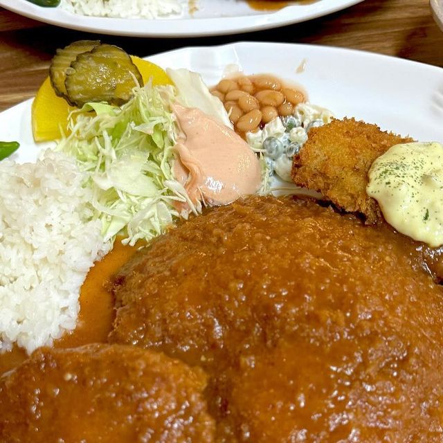 맛있는 것만 있는 메뉴판 on Instagram: "🥢 #화정 #1982성북동왕돈까스🥢

인스타그램 피드를 보다가 너무 맛있어 보여서 바로 출동🚗

돈까스가 먹고 싶어서 간 곳이라 1인 1돈까스를 위해 
돈까스 정식과 눈꽃치즈돈까스를 시켰다!

결론은 5점 만점에 4.4점, 재방문의사 O 👍

달콤한 소스가 얇은 돈가스와 너무 잘 어우러져서 맛있었고,
무엇보다 무한 리필로 먹을 수 있는 스프가 
진짜 마음에 쏙 들었다(ﾉ≧∀≦)ﾉ

하지만 양이 너무 많아서 결국 포장을 해왔다.... 
많은 분들이 남은 음식을 포장하시는 건지 포장 코너가 
따로 있었다😁😁

포장해온 돈까스를 몇 시간이 지난 후 데우지 않고 그냥 먹었는데 처음 먹었을 때보다 더 맛있었다....😍

그리고 돈까스 정식에 있던 함박스테이크가 
아주 기가 막힌 맛이었는데 아직까지 잊을 수 없다😭😭

—-

📍위치 / 경기 고양시 덕양구 충장로282번길 128
📍메뉴 / 돈까스정식 13,000 + 눈꽃치즈돈까스 11,500 + 모닝빵(2개) 2,000 
📍시간 / 11:00 - 21:00
(브레이크타임 전 라스트오더 15:00, 브레이크타임 15:30-16:30, 라스트오더 20:20)
📍주차 / 가능"