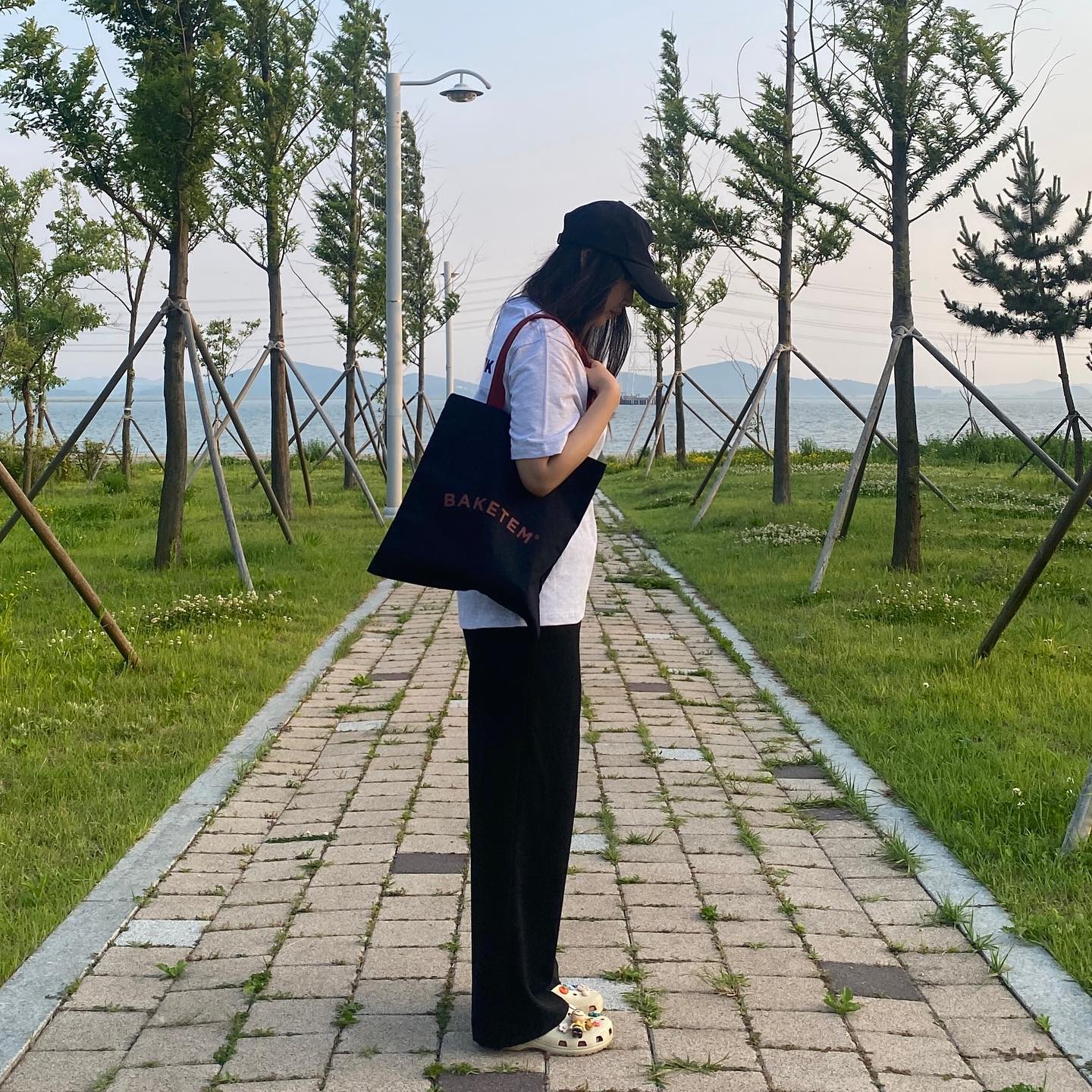 #협찬
baketem_official
⠀
그냥 에코백이 아닌 컬러 스트랩 조합으로
개성 있는 베이크템 에코백✨🖤
⠀
디자인은 깔끔하고
에코백 재질은 단단해서
가방 형태도 꽉 잡아줌✌🏻 대만족🐰
⠀
겉면 코팅이라
음료수 살짝 흘렸는데
생활방수 돼서 감동,,,🫶🏻🥺💕 가성비 미친 듯
⠀
⠀
⠀
#에코백 #캔버스백 #숄더백 #코튼숄더백 #데일리룩 #데일리가방 #BAKETEM #베이크템