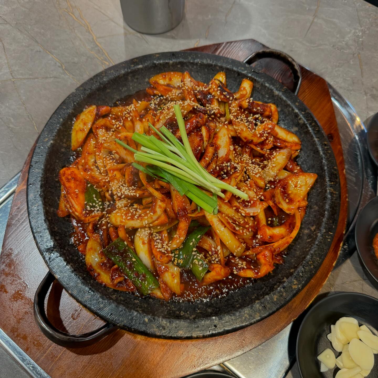 가성비가 너무 좋았던 오적회관!!
진주놀러가서 갔던 진주 맛집이예요 👍👍 
한상 푸짐하고 맛도 너무 좋음🤤
특히 돌판오징어와 수육은 진짜 JMT

🔸주문 메뉴🔸
오적한상 62,000원
오징어 냉면 10,000원

오적회관은 명칭이 ‘해탄’으로 바뀐다고 하는데요!
다음에는 오적한상 대신 해탄한상으로 푸짐하게 먹어야겠어요

📍주소📍
경남 진주시 평거로18번길 13-3 1층

🅿️주차안내🅿️
매장 앞 주차 가능

📞전화번호📞
0507-1375-6656

⏰영업 시간⏰
매일 11:00 - 23:00 / 22:00 라스트 오더

✨단체 이용 가능, 포장, 예약

#진주맛집#진주평거동맛집#평거동맛집#평거동점심맛집#평거동밥집#오징어맛집#회식하기좋은식당#일상#좋아요#소통#먹스타그램#먹팔환영#맞팔환영#선팔환영#디너의여왕체험단