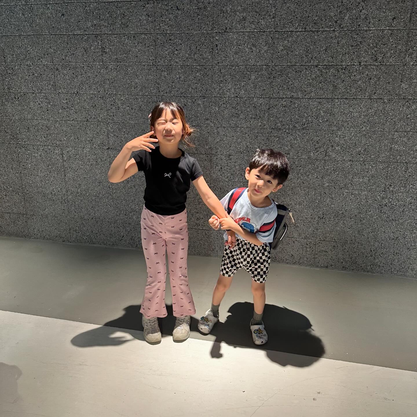 나의 친구 아현 🧡
입학 100일을 축하해-
학교 열심히 다녀줘서 고마워

늘 열심히 먹어줘서, 엄마의 어깨만큼 키가 크고, 생각도 크고
엄마가 힘들고 쳐질때 위로도 해줄줄알고 토닥토닥해주는 너.
심심하지않게 엄마에게 시키는것도 많이주고 일거리도 넘치게 주는 너🥹
엄마보다 망고랑 자몽이 핸들링도 더 잘하고 겁도 없눈 너......👍🏻

동생에게 엄하게 기강딱!!!! 잡으며 따끔한 누나가 되어주기도
무서울정도로 천사같이 부드럽고 바보같이 웃겨주는 누나가 되어주기도하고
아빠랑은 말해 뭐해 ~~ 친구처럼 친하게 수준이 맞는것같공...😽

암튼 내아가 잘크고잇는중 🤭
아주 칭찬해 야무진 우리딸 사랑해 💛

#밥먹을때가제일야무진편 
#오랜만에딸에게쓰는편지 💌