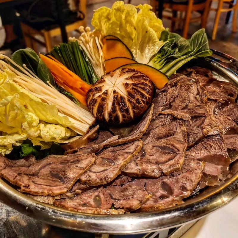 #상위호환

제주시청에 위치한 맛있는 한식을 파는 한식주점!

야들야들한 아롱사태 수육이 땡겨서 방문한 곳
역시 푹 끓여 야채와 곁들여 먹는 사태수육은 끝장이다
부추 잔뜩 배추 잔뜩 버섯 잔뜩 들어있어서
고기 한 점 야채 한 점 올려 수제소스 올려 먹음 존맛

고기듬뿍 김치전은 이름처럼 고기가 잔뜩 들어가있고
눅눅하지 않고 바삭바삭해서 정말 좋았다

꿀토마토는 입가심으로 먹어주니 디저트까지 해결!

✔️ 제주 제주시 서광로32길 16-1 2층
✔️ 17:30-02:30 라스트오더 01:30
✔️ 매주 목요일 휴무

🍴 아롱수육전골 30,000원
🍴 고기듬뿍 김치전 16,000원
🍴 꿀토마토 7,000원
.
.
.
.
#먹스타그램 #맛스타그램 #mukstagram #foodstagram #제주맛집 #제주맛집투어 #제주도맛집 #제주맛집추천 #제주시청맛집 #제주시청술집 #제주한식주점 #제주술집추천 #제주술집존맛 #제주아롱사태수육 #맞팔 #먹팔 #먹스타 #먹팔하면맞팔