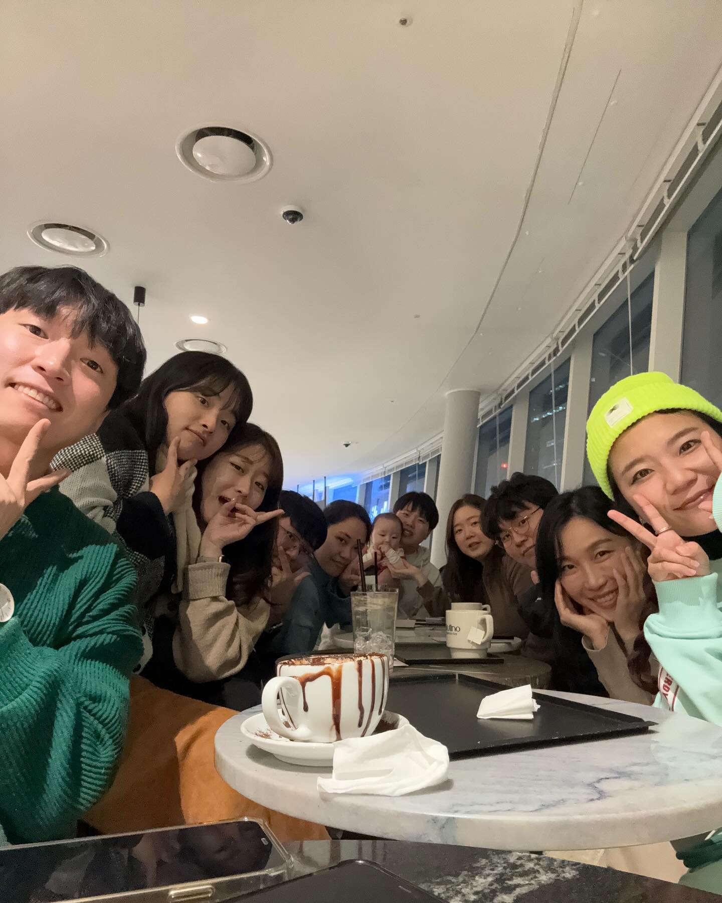 #연말정산 2중의 1🎀

어릴 때부터 잦은 지역 이동으로 주변 살피기가 어려웠던 저.
이번 연말은 보고 싶은 사람들 최대한 만나기를 실행 중이예요:-)
다들 시간을 쪼개고 쪼개는 요즘 볼 기회를 만들면서
각자 다른 반응, 배려, 조언, 의견 잘 받아들이고 있어요. 그리고 이제 신도림과 용산역 부근 적절한 모임 장소 목록을 알려드릴 수 있는 마스터가 되어갑니다. 🙊🙌🏻

내년은 국외 출장 후에 눈치껏 봐요…….

.

#감사일기 #이제시작 #고맙습니다 #고마워 #보고싶다 
#연말모임 #연말파티 #송년모임 #송년파티 #연말선물 
#yearendparty #merrychristmas2023 #bridalshower