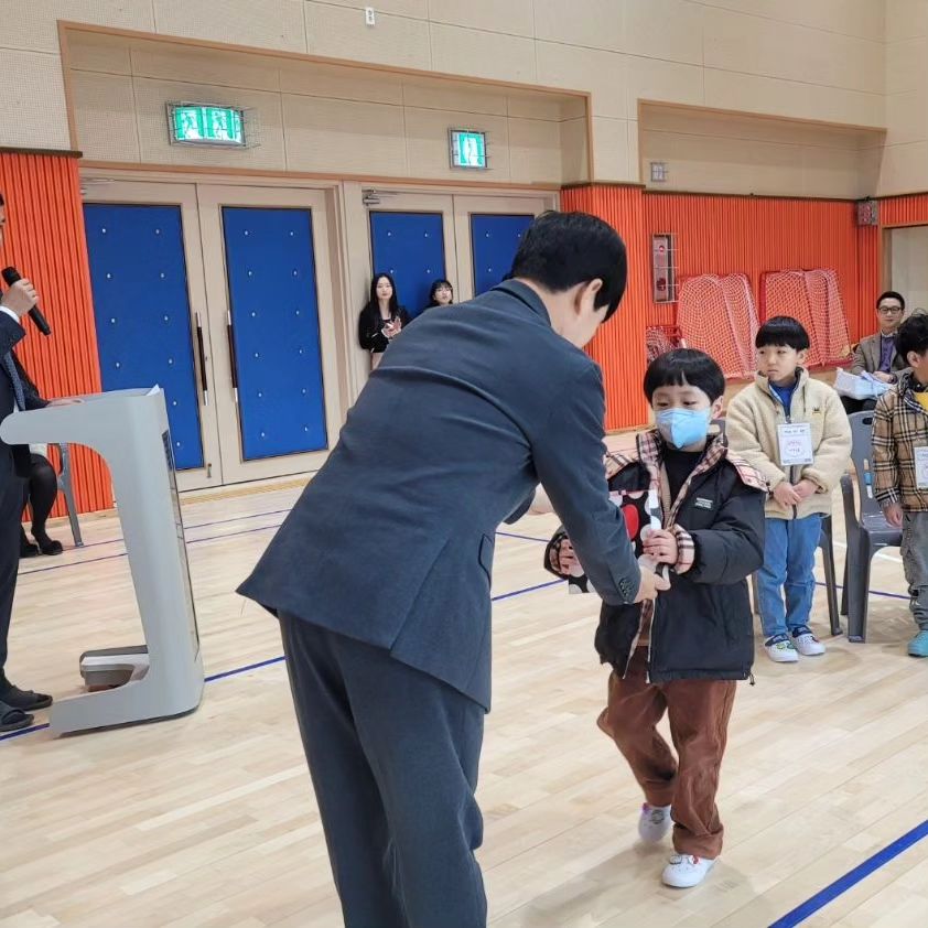 늦은 입학사진!!
힘들다 힘들다 말로는 들었는데...
나 정말이지 내몸이 3개였음 좋겠어!!
안 먹이던 아침밥까지 해서 먹이려니 죽겠네!!
삼계죽, 소고기야채죽, 오늘은 김치스팸죽
이유식 만드는줄 착각하겠으~~
하~~~~~~~~~~내가 빨리 적응해야해!!

#워킹맘 #힘냅시다 #초딩맘 #이제시작 #화이팅 #아침먹어줘서고마워 #낼은토요일 #아싸