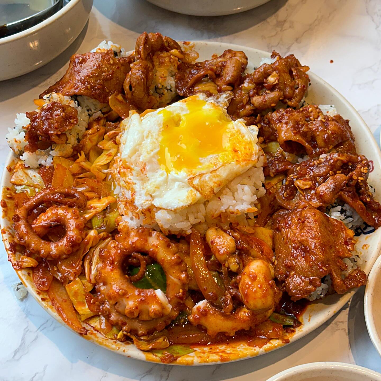 낙지의 ㄴ자도 모르던 제가 낙친놈이 됐어요

#협찬 불향 가득 배인 낙지X제육 볶음에
담백한 보쌈까지 한 큐에 조질 수 있는
 ❝ 오봉집 문래점 ❞

맛도리 가득한 정통 한식집으로
가족/연인/선후배와 N번째 방문했습니다.

👉🏻 점심/ 직화제낙볶음 1인 12,000원
👉🏻 점심/ 보쌈정식 11,000원

씹을 수록 고소한 제육볶음에 탱글 탱글한 낙지를
매콤한 양념으로 볶았어요. 매울 신자에 환장하는
한국인 입맛에 딱 좋아 어쩜 좋아••• ?

보쌈 정식은 1인분만 주문 가능해서,
혼밥러도 부담없이 방문할 수 있다구요💪🏻

셀프바에 비치된 무료 계란후라이 얹어서
매콤 제낙 슥슥 비벼먹으면 말해뭐해 맛없없이쥬🧡

매장이 넓어서 회식/모임 자리로도 괜찮고
야무진 점심 정식도 괜찮아서
3️⃣6️⃣5️⃣일 언제나 방문하기 좋아유. 왕 추천.ᐟ 

@@ 이번 신년회 회식은 오봉집 어떠신지

_  _  _  _  _  _  _  _  _  _  _  _  _  _  _  _
📍 @오봉집
* 서울 영등포구 문래동3가 55-5
* 매일 11:00-23:00 (B.T 15:00-16:30)
_  _  _  _  _  _  _  _  _  _  _  _  _  _  _  _

#오늘뭐먹지 #오늘모목지 #문래역맛집
#문래동맛집 #문래동점심 #문래동한식
#문래동회식 #문래동보쌈 #문래칼국수