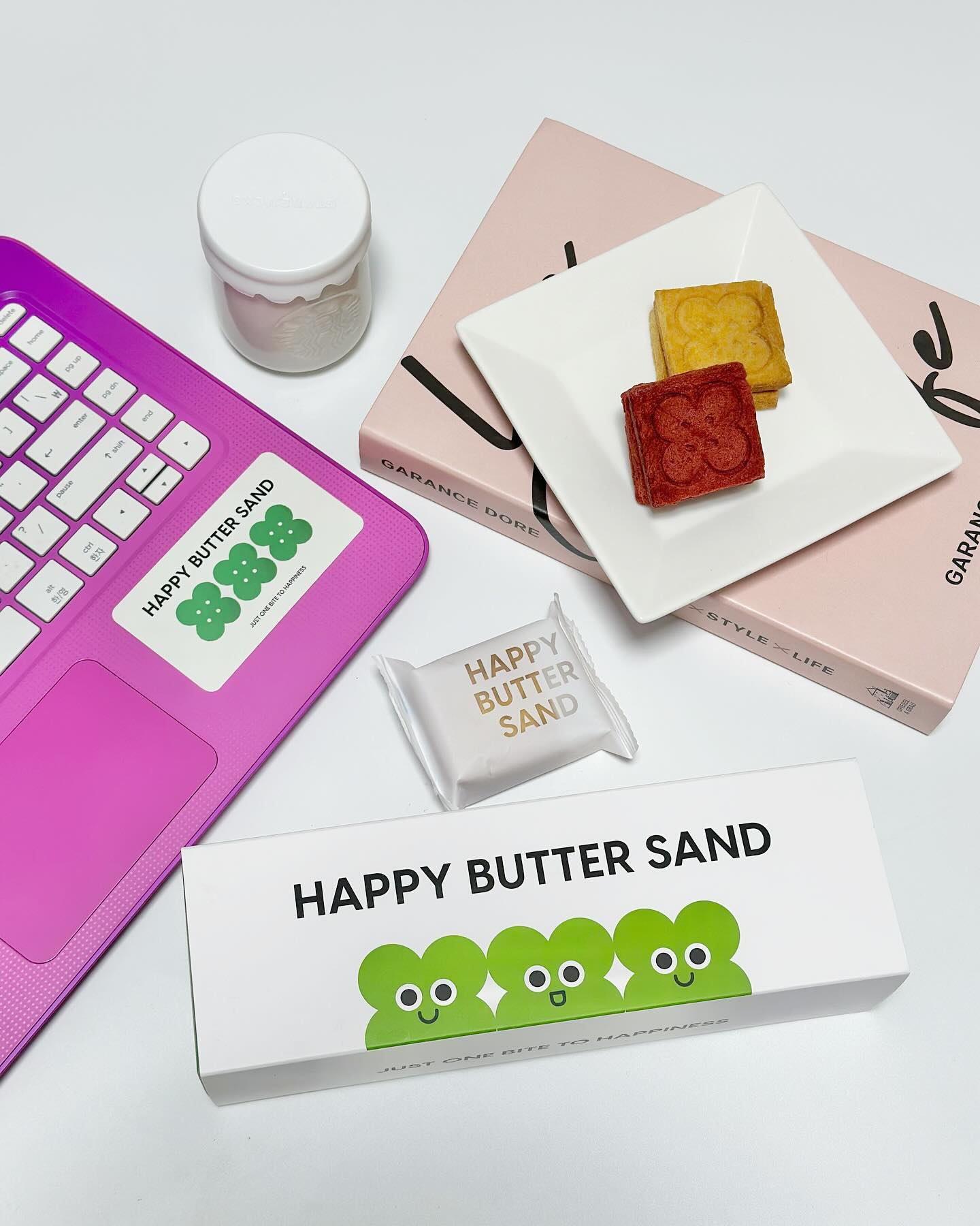 #협찬 happybuttersand 
뇸뇸뇸 맛있는 #해피버터샌드 ❤️
바삭한 식감의 쿠키안에 부드러우면서 달콤한 크림이 들어있어요😋 땅콩, 딸기, 말차 3가지 맛이라 골라먹는 재미까지!!!
무색소, 무방부제! 황금제조 비율의 버터샌드
선물로도 딱 좋아요😘
-
-
­-
#간식타임 #맛있다그램 #버터샌드 #과자선물 #버터쿠키 #수제간식 #해피버터샌드5구 #답례품