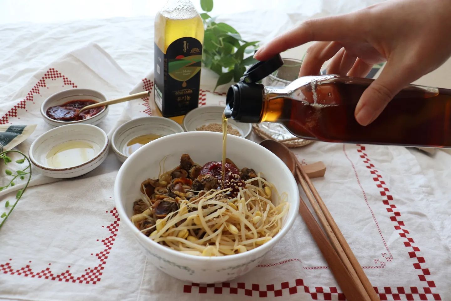 #제품협찬 
고소한 유기농 참기름 쪼록 부어 새꼬막 콩나물 비빔밥 맛있게 한술!
hapjeongdang #고급선물세트 #합정당 #참기름 #아기참기름 #참깨 #유기농참기름 #유기농 #저온압착참기름 #비빔밥 #참기름선물세트