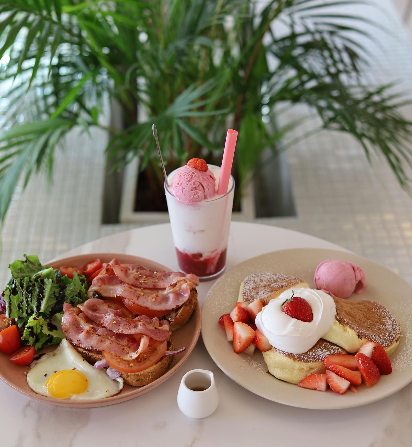 연남동 수플레 성지 라헬의부엌🍓 #협찬 

라헬의부엌 연남점
📌 서울 마포구 동교로38길 5 1,2층
⏰ 매일 11:00-21:00(20:00 라스트오더)
🚗 가게 앞 공영주차장 이용

너무너무 부드러운 수플레와 입에 넣자마자 녹아버리는 크림, 새콤달콤한 제철과일까지 삼박자가 완벽한 맛집!

보통 과일 들어간 빵을 먹다보면 과일이 너무 부족한데 여기는 수플레를 다 먹어도 딸기가 남더라구요?! 과일을 아낌없이 듬뿍 주셔서 너무 좋았어요🍓

빵순이들에게는 이미 핑크핑크한 예쁜 인테리어와 퐁신퐁신한 수플레 성지로 이미 유명한 곳이더라구요😆
평일에 방문했는데도 손님이 엄청 많았어요!! 다행히 매장이 2층까지 있어서 대기 없이 앉을 수 있었어요!

수플레만 있는게 아니라 브런치메뉴도 준비되어 있어요😀 여기 완전 브런치 맛집이더라구요?!😋

연남동에서 가볍게 점심 먹으실 분들에게도 너무 추천드려요👍👍

핑크핑크한 예쁜 사진도 찍고 입에서 살살 녹는 수플레도 즐기러 가보시죠@@
.
.
.
#홍대브런치#홍대맛집#홍대데이트#홍대입구역브런치#홍대입구역맛집#홍대입구역디저트#홍대입구역카페#홍대카페#홍대수플레#서교동맛집#서교동데이트#서교동디저트#서교동카페#수플레맛집#팬케이크맛집#홍대디저트#홍대입구카페#홍대입구브런치#홍대입구디저트#라헬의부엌홍대점 #커플룩