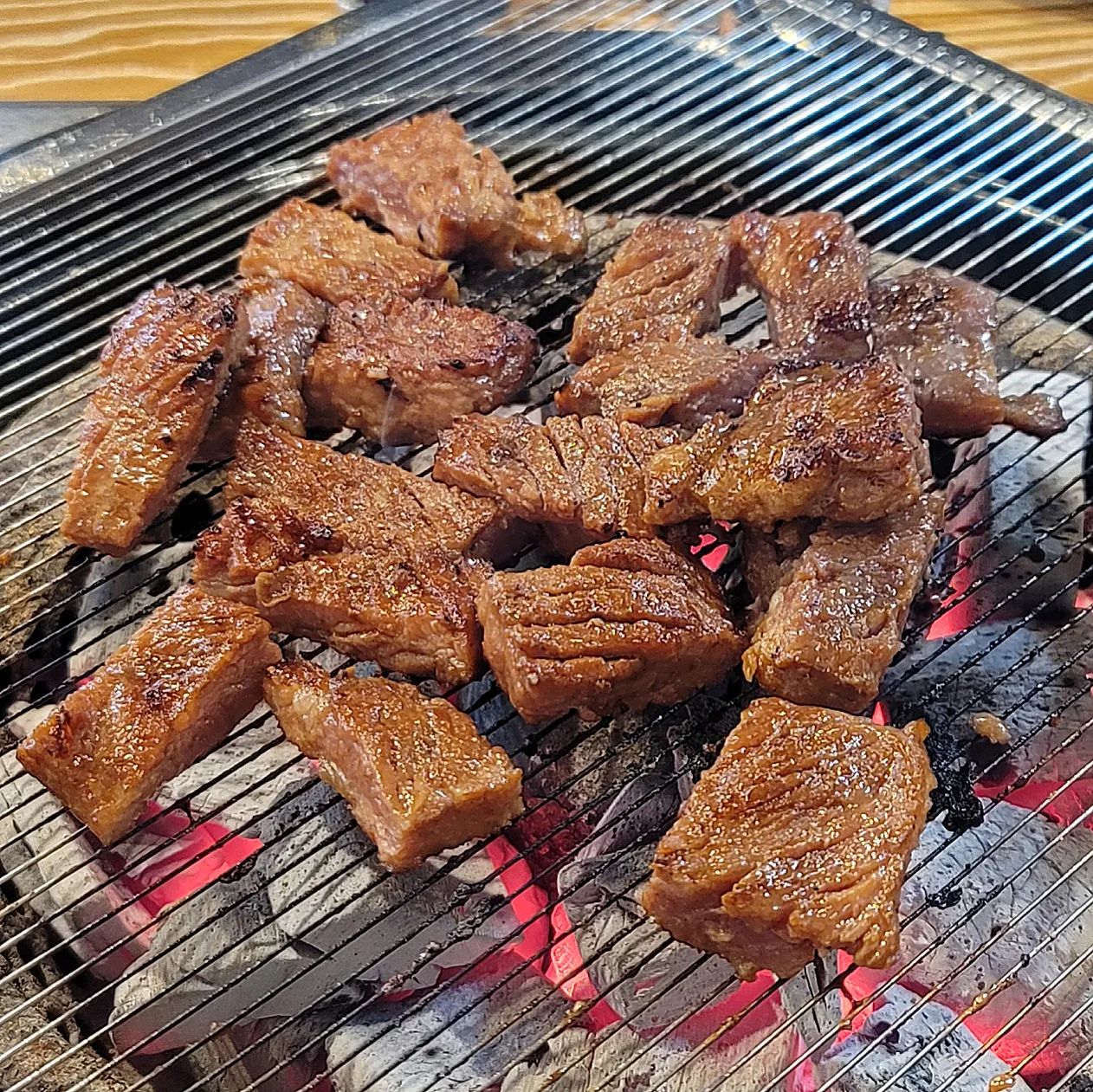 산책하다 우연히 발견한 갈비맛집 !!
#참숯댓잎갈비 에 다녀왔습니다 😍

댓잎갈비랑 동태전골을 메인으로 판매하는 곳이었는데
다들 동태전골 드시고 계셨지만...
저희는 갈비가 너무 먹고싶어서 갈비 2인분으로 주문했어요 ! 😁

도톰한 갈비에 콘치즈 된장찌개까지 
맛있게 구워서 쌈싸먹고 소주 한잔이면...
그곳이 천국 아닌가요 😋

셀프바가 있어서 추가 반찬은 가져다 먹을 수 있고
무엇보다 고기가 맛있어서 너무 좋았습니다 ❤
다음에는 동태찌개 먹으러 가봐야겠어요 💨

#아산신창돼지갈비 #신창맛집 #신창돼지갈비 #아산돼지갈비