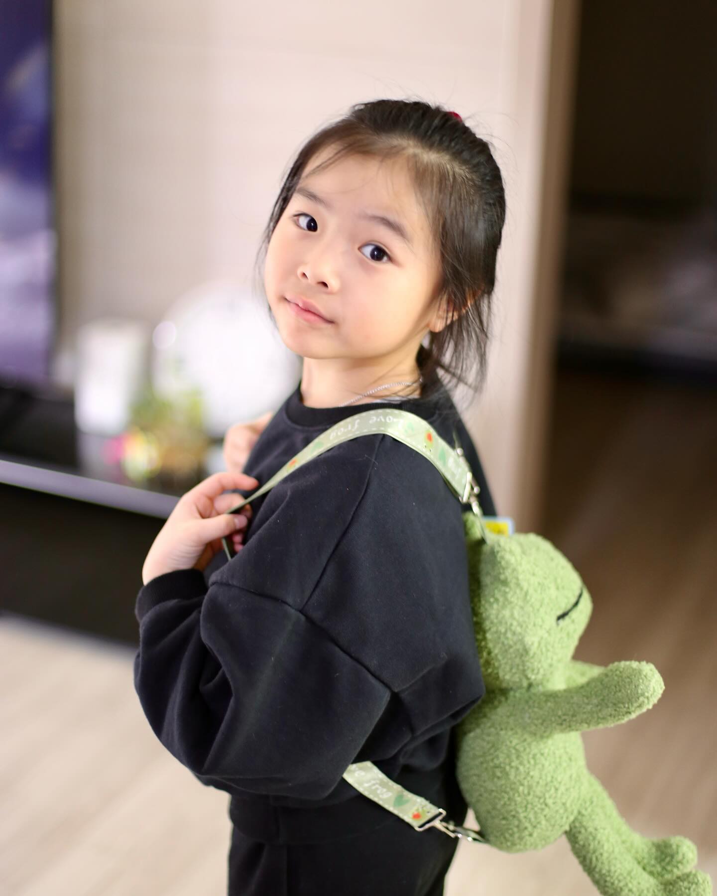 #20231226

앰버같은 우리 딸에게
제이드같은 친구가 준 개구리 인형
좋아서 아침부터 밤까지 메고 생활중 😅

#🔥💦 #🐸 #개구리인형 #가방아님주의
#크리스마스선물 #초딩맘은초딩이잘아네