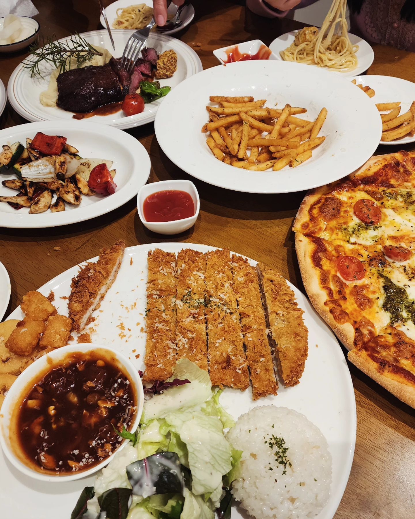 그릴앤코 레스토랑🍽
수비드스테이크/ 통단호박 베이컨크림 파스타/
트러플 알리오올리오/ 마르게리따 피자/
수제경양식 돈가스/ 트러플 감자튀김 🍟
맛있는 음식 한가득! 아늑한 분위기의 캐주얼 레스토랑
깔끔한 인테리어와 분위기, 자극적이지 않은 음식들
아이들이 좋아하는 음식들도 많아 특히 더 좋았음
가족식사 장소로 딱이에요🥰

#그릴앤코 #진주맛집 #평거동맛집 #판문동맛집
지역맛집은 ‼️NO협찬‼️#내돈내산 후기로 올립니다
.
.
.
.
.
#레스토랑 #파스타 #스테이크 #피자 #맛집 #맛집탐방 #맛집추천 #이탈리안레스토랑 #가족모임 #가족식사 #저녁 #점심 #먹스타그램 #오늘뭐먹지 #맛도리 #요리 #먹팔 #먹팔해요 #먹스타맞팔 #먹팔맞팔 #먹팔환영